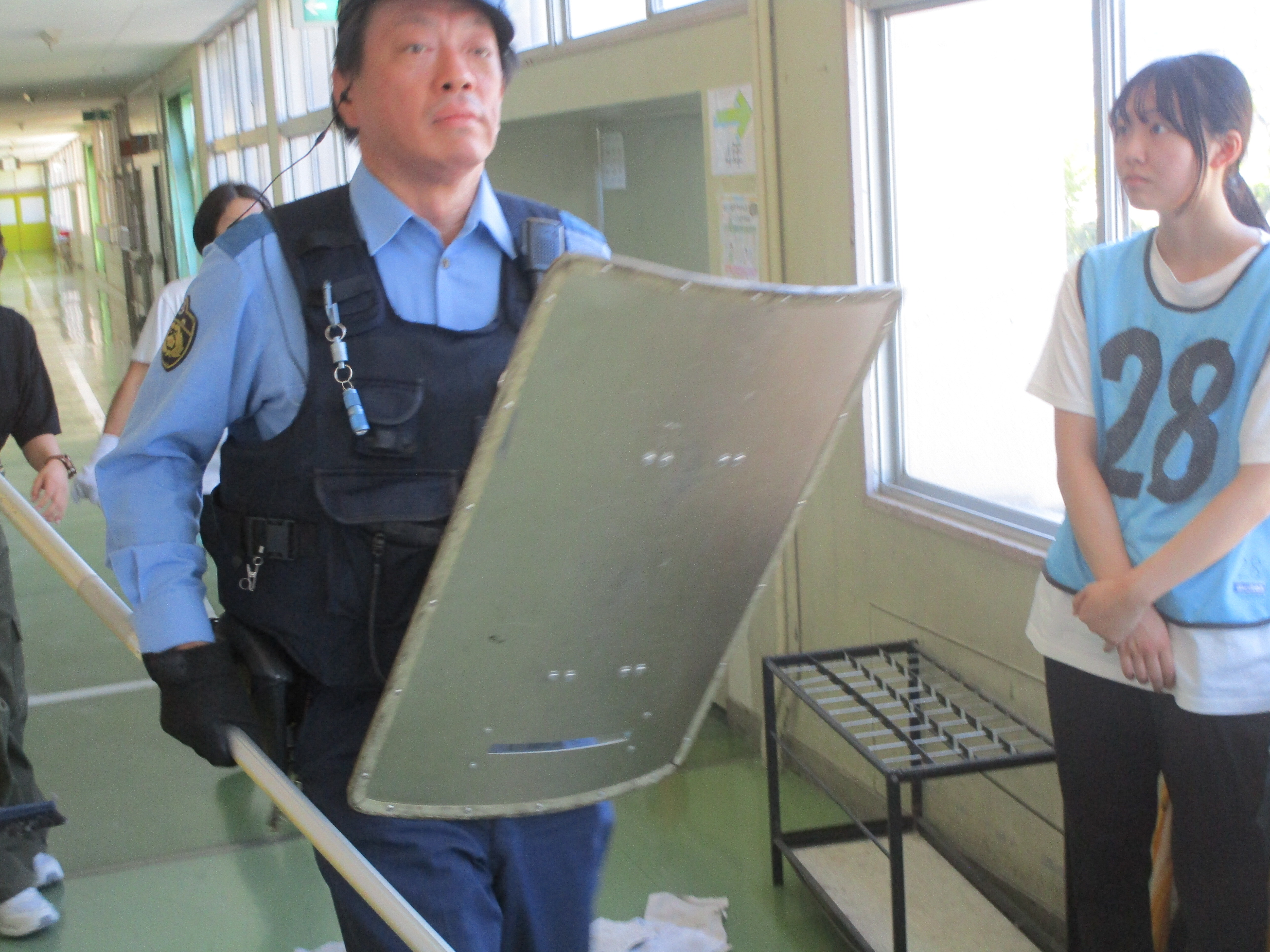 上牧小学校での不審者侵入対応訓練6