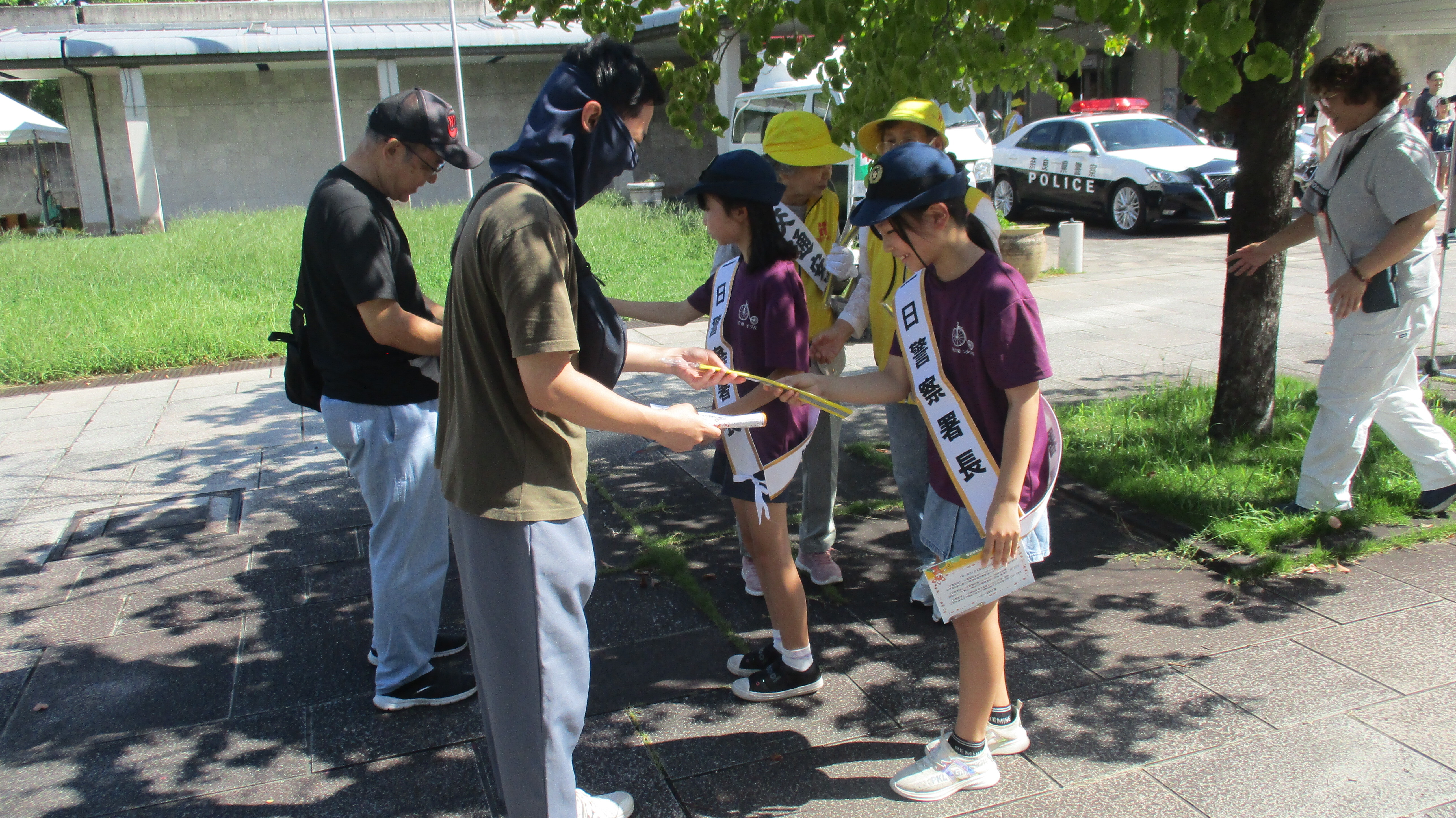 一日警察署長らが啓発活動をする様子
