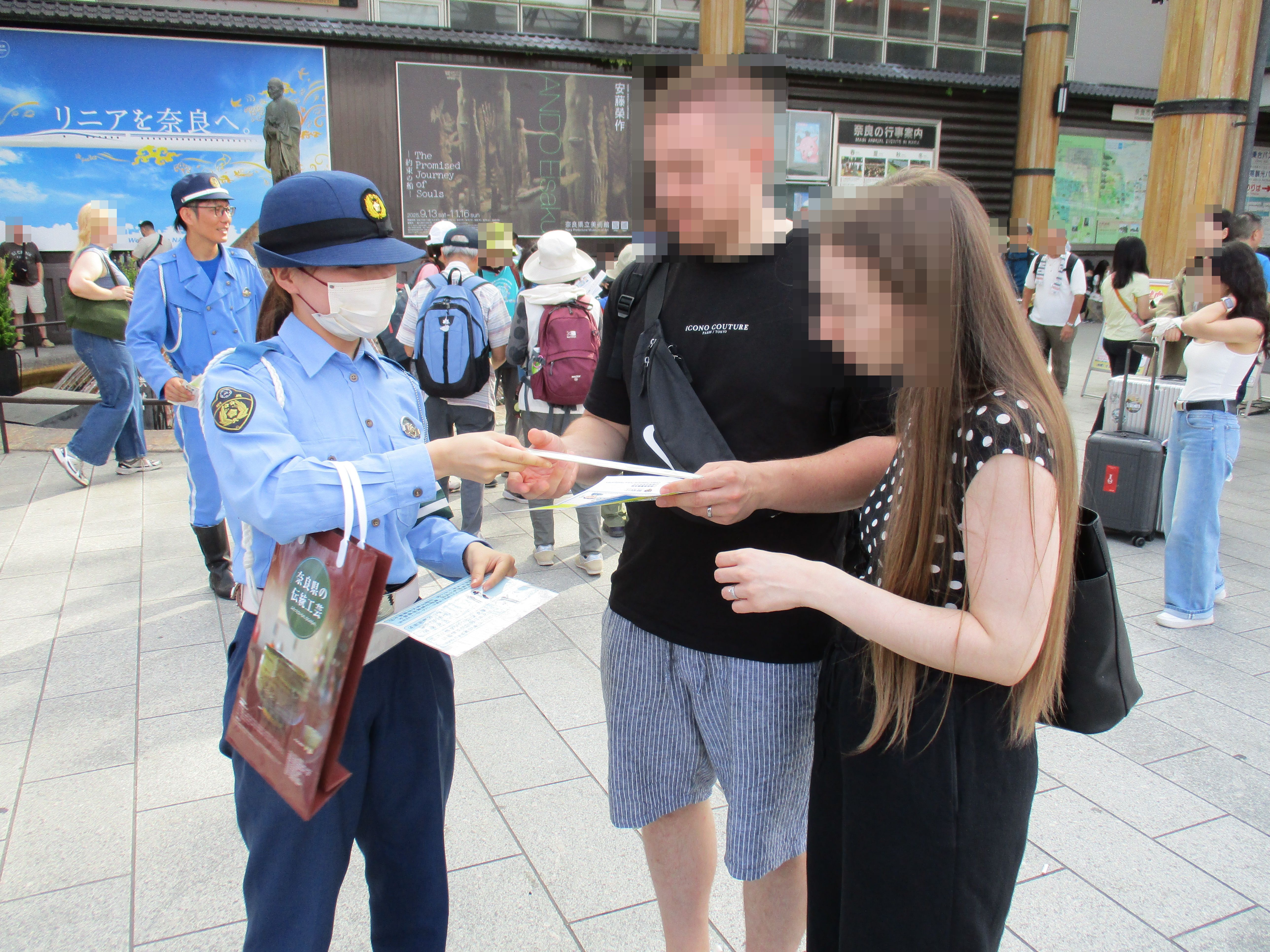 街中で外国の人に対して警察官が白タク啓発活動を行っている様子2