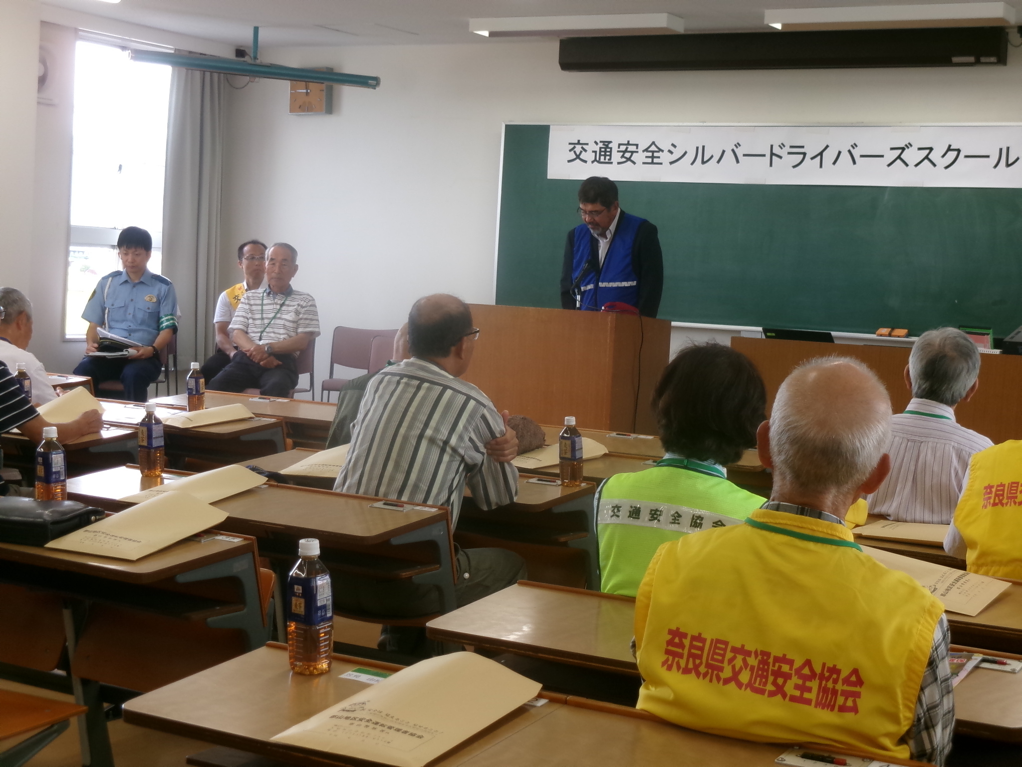 高齢ドライバーの方々が講習を受けている様子