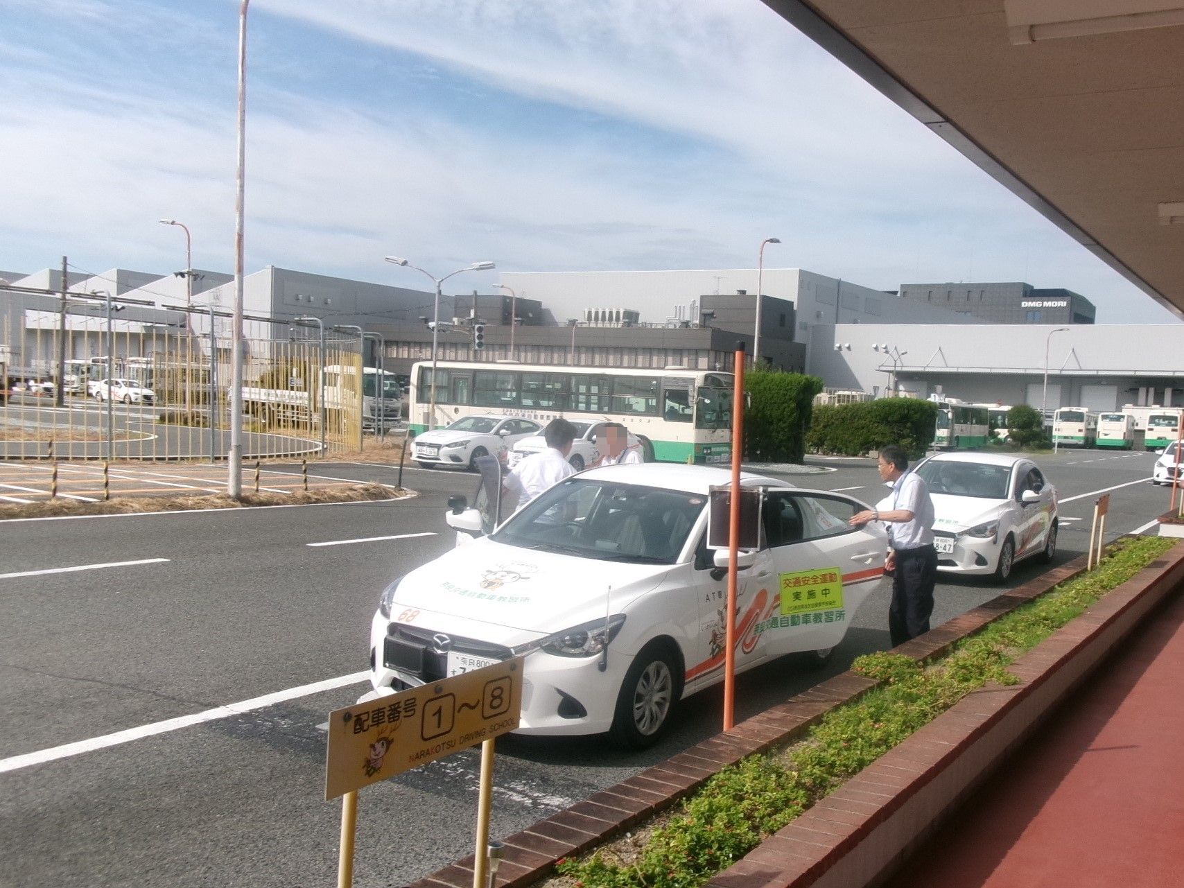 高齢者ドライバーが路上講習を受けている様子