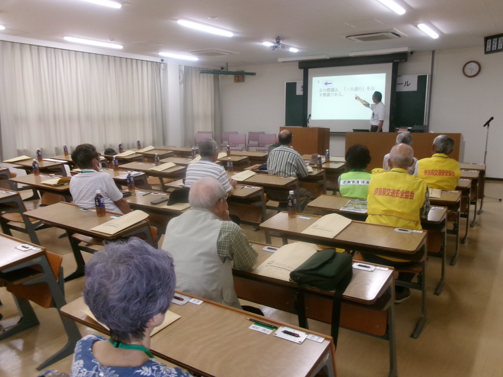高齢者ドライバーの方々が講習を受けている様子2