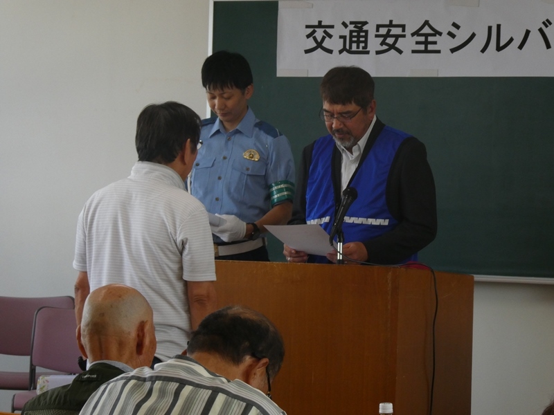 高齢者ドライバーの方々が講習を受けている様子3