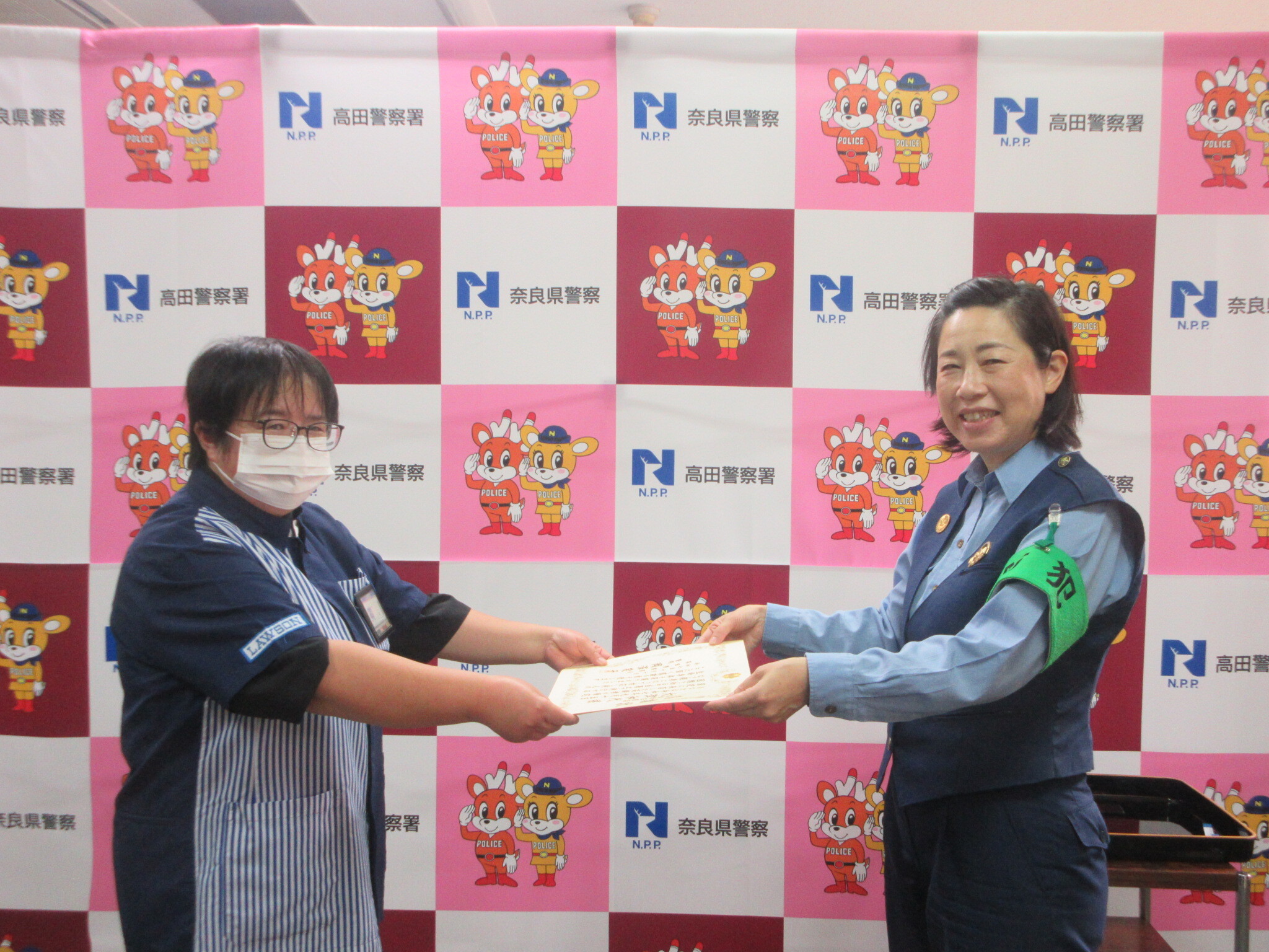 感謝状を手渡している様子