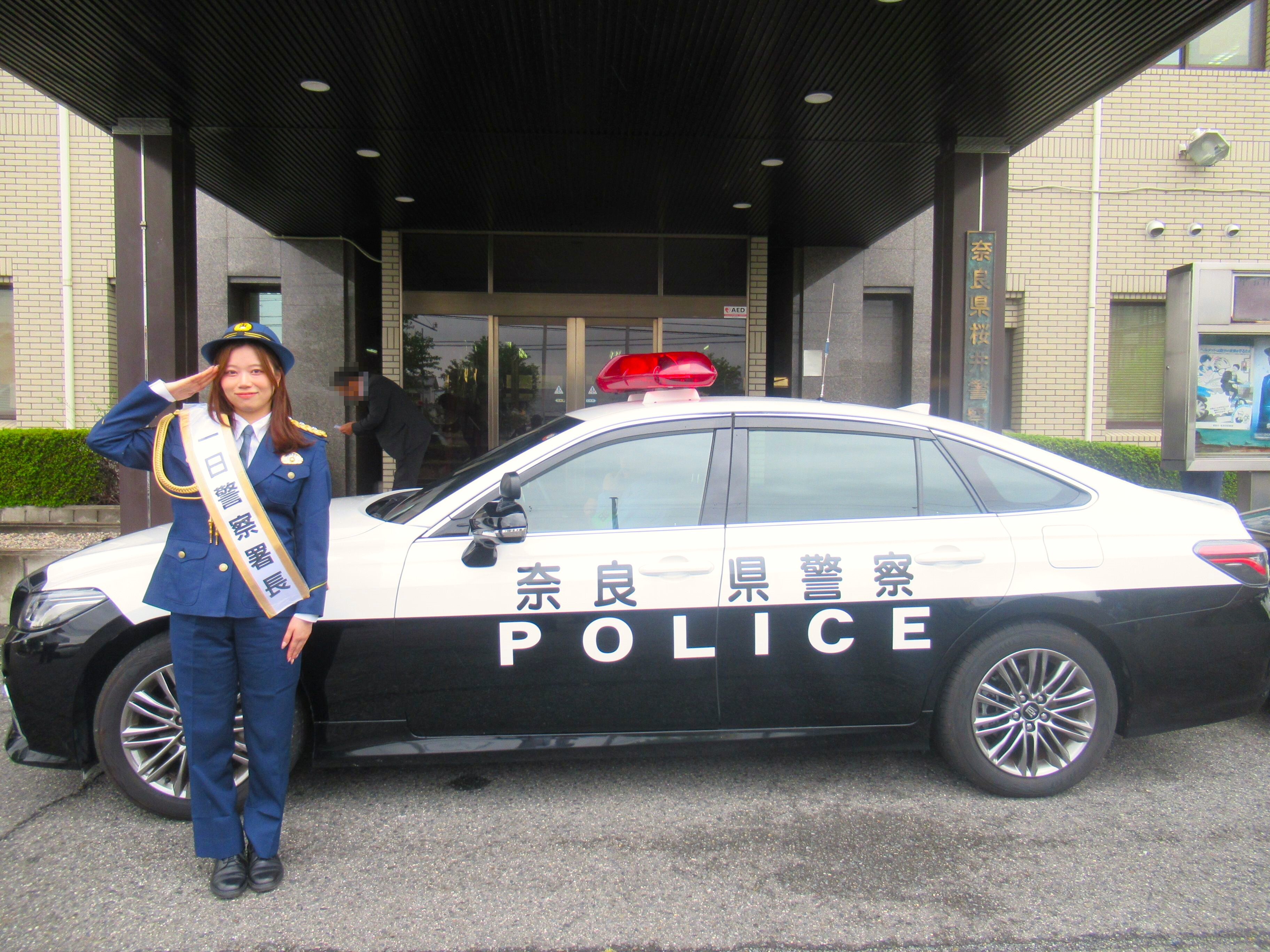 一日警察署長が敬礼する様子2