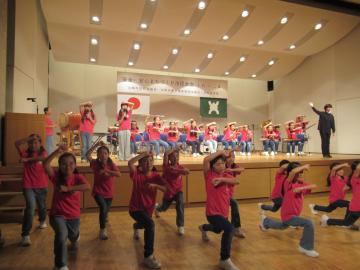 桜ヶ丘小学校　踊っている様子