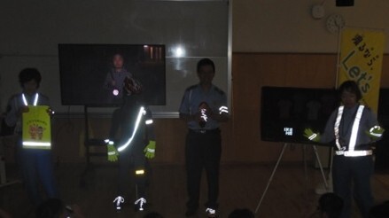 反射材が光っている様子