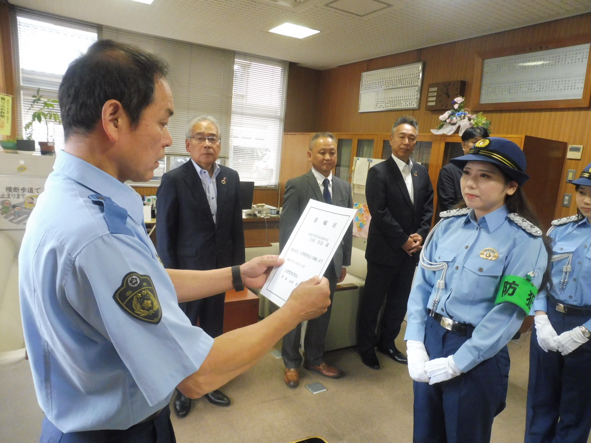 一日警察署長の委任状を渡している様子1