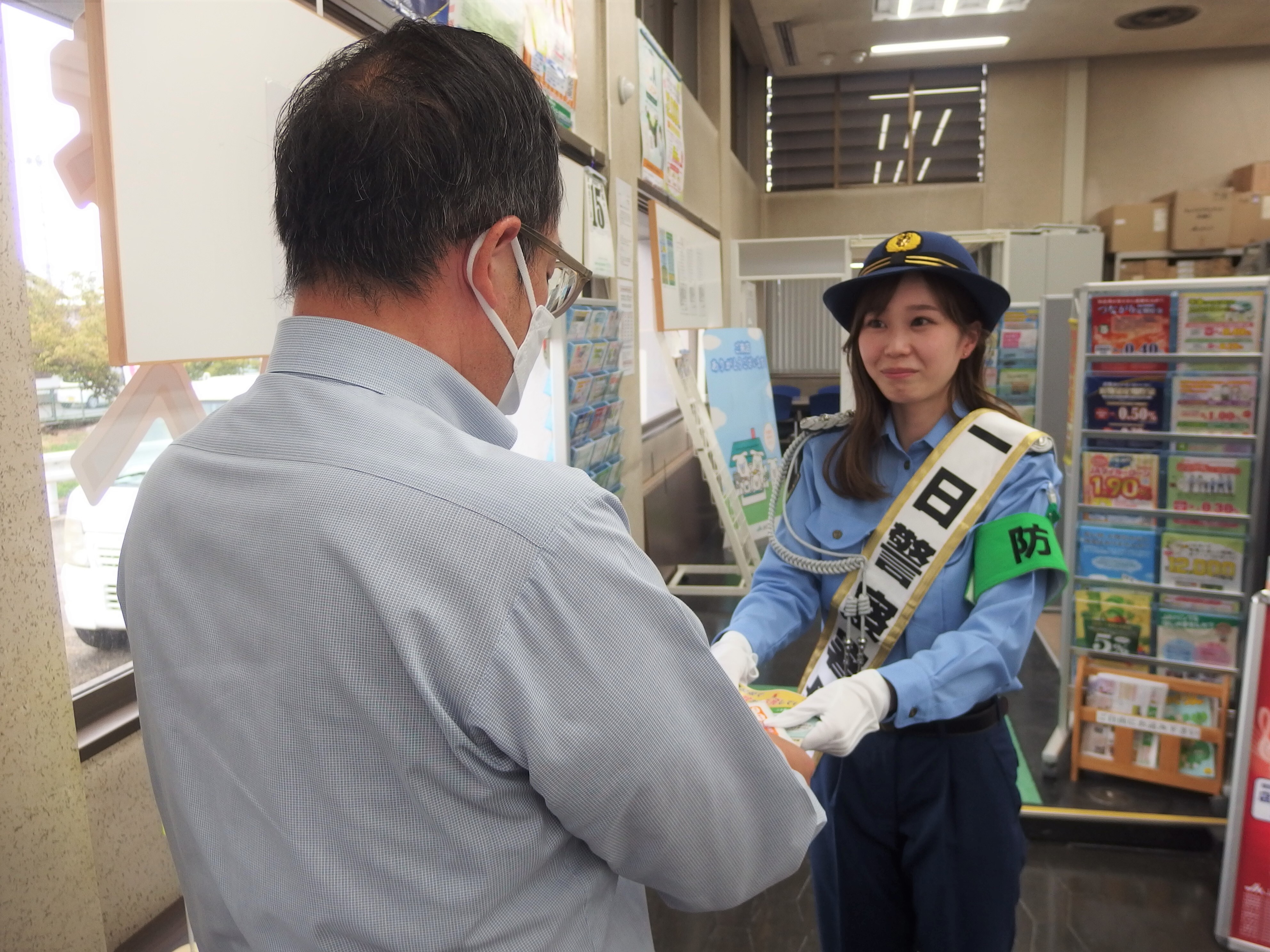 一日警察署長の委任状を渡している様子2