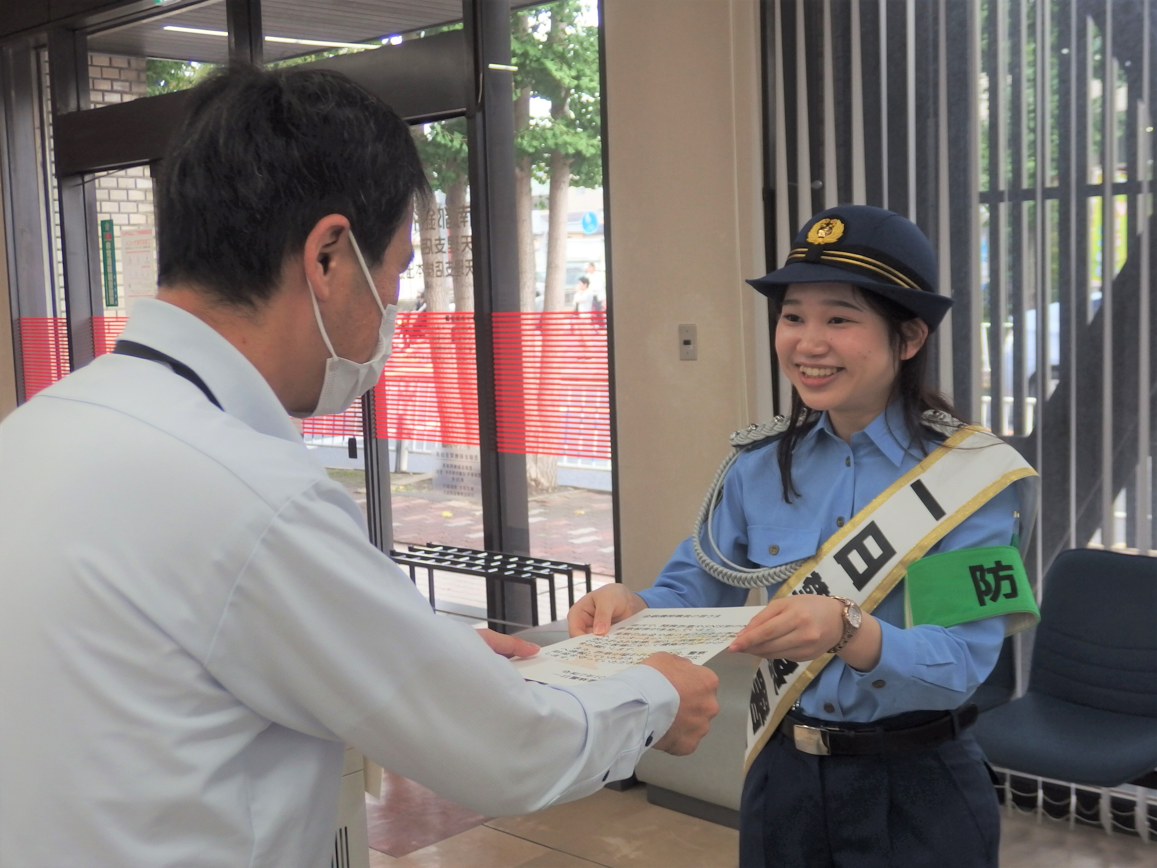 一日警察署長の委任状を渡している様子3