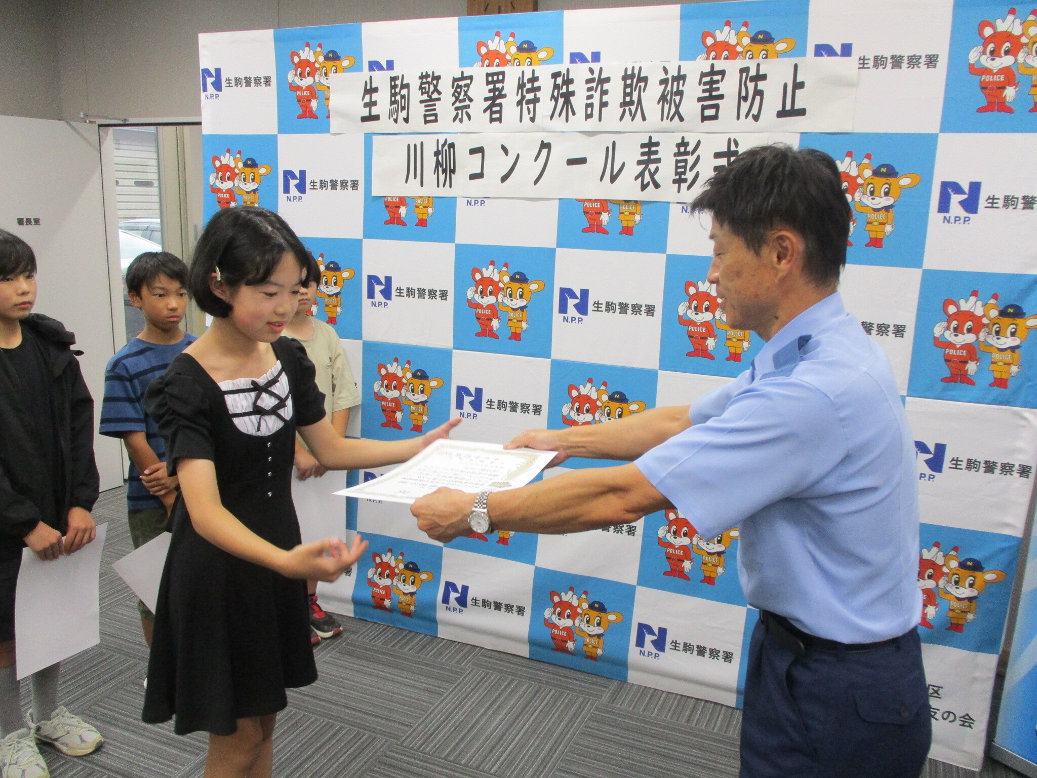 表彰状を渡している様子5