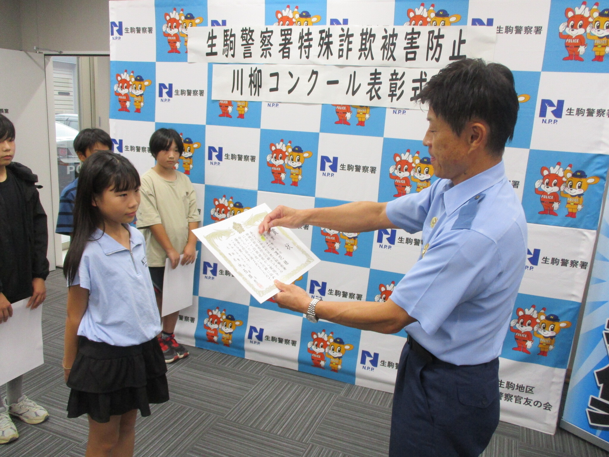 表彰状を渡している様子6