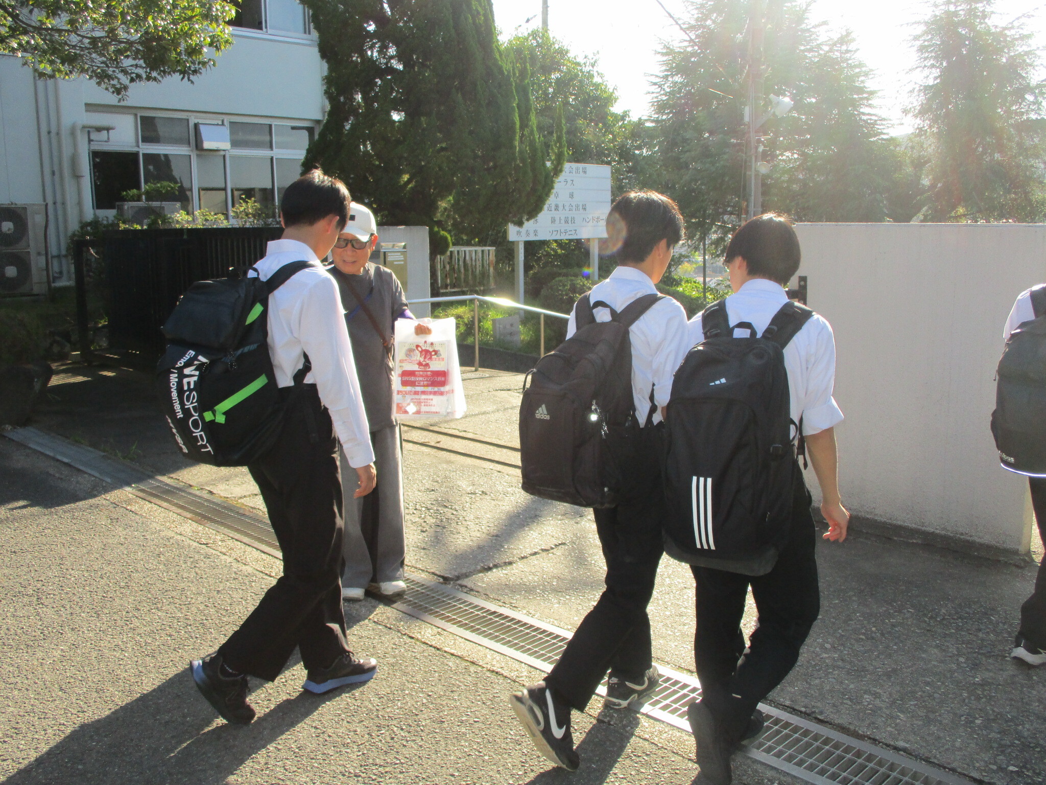 生駒高校校内で啓発活動をしている様子