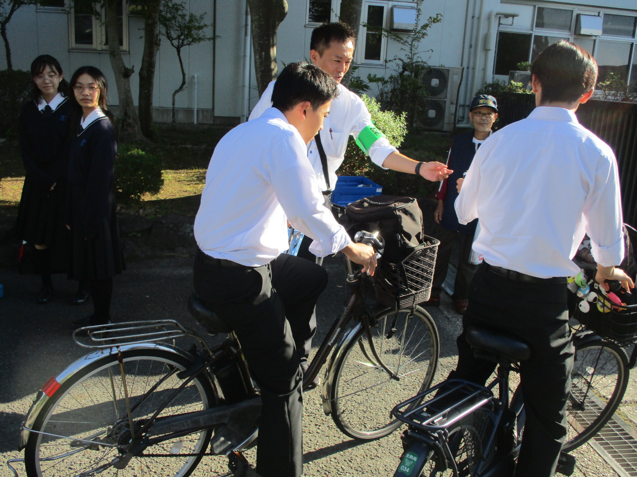 生駒高校校内で啓発活動をしている様子2