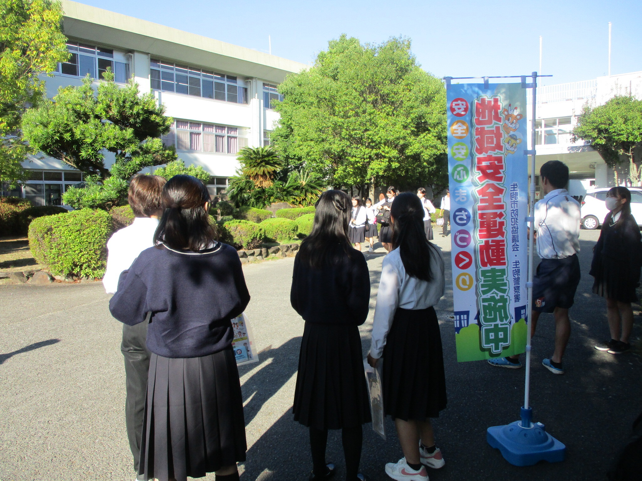 生駒高校校内で啓発活動をしている様子3