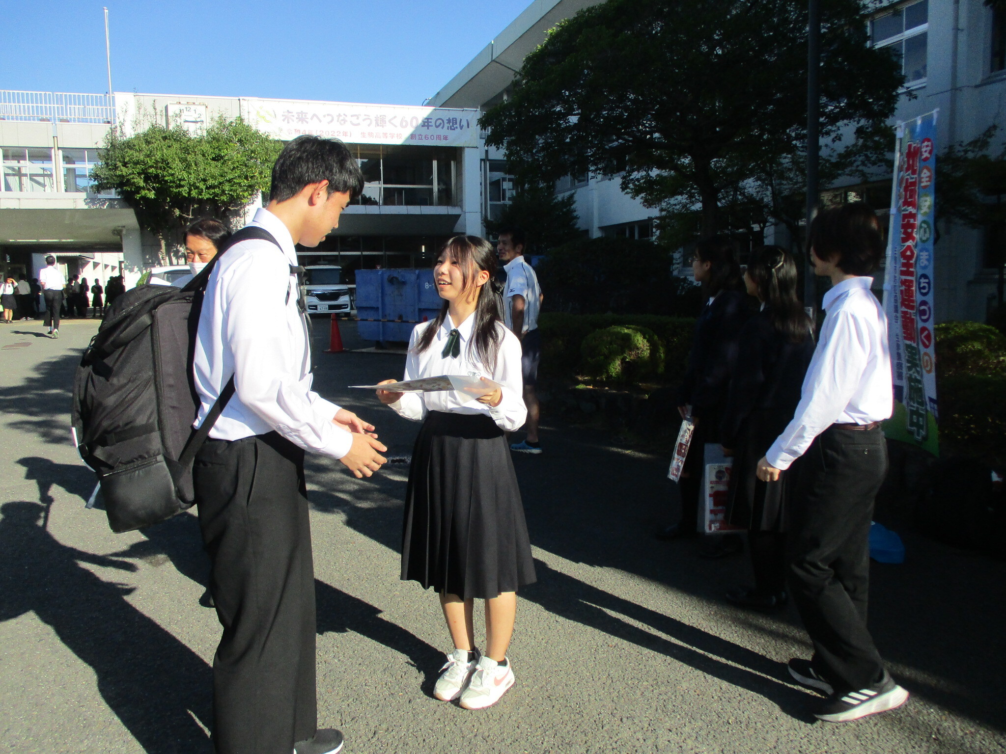 生駒高校校内で啓発活動をしている様子4