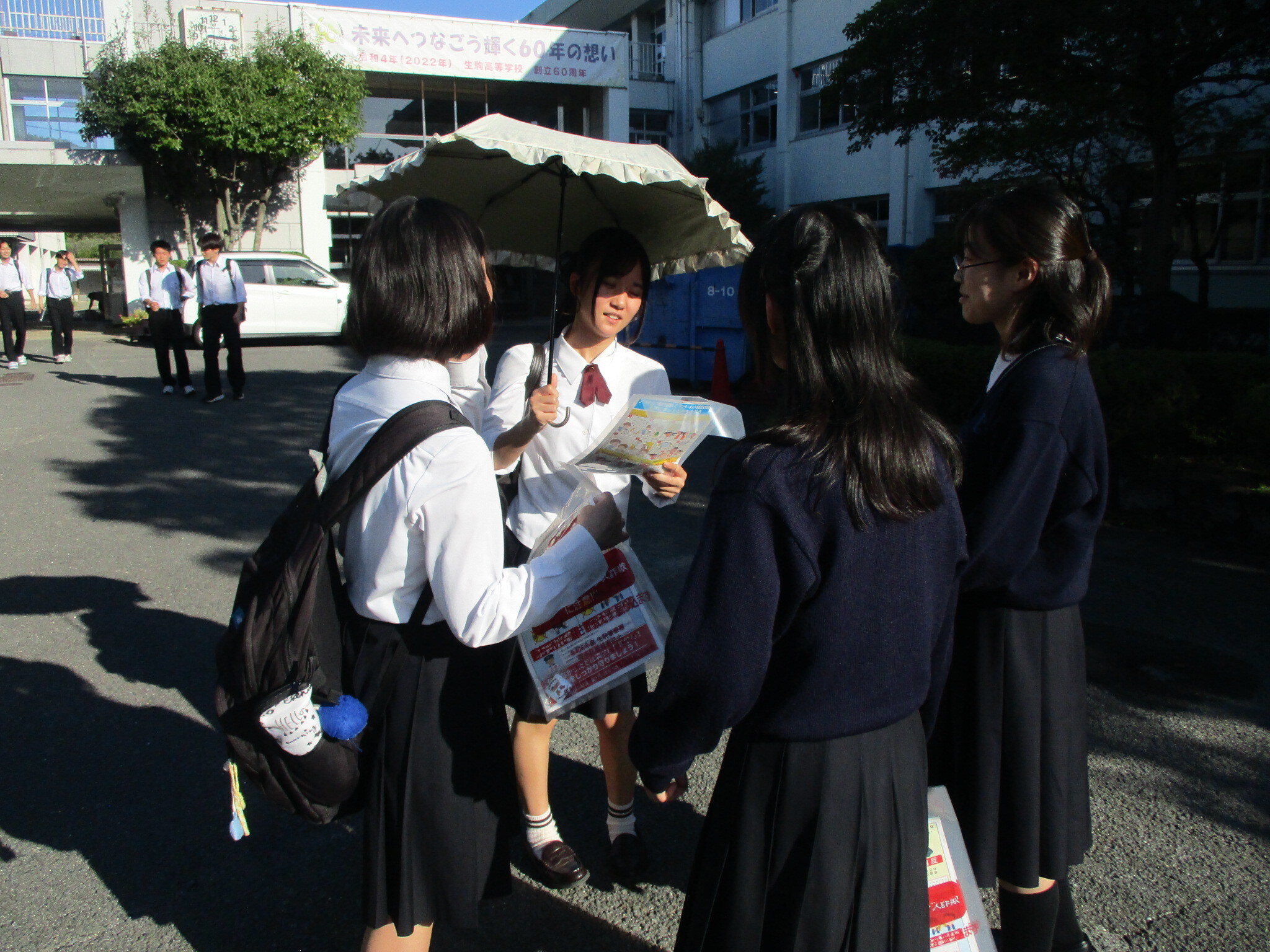 生駒高校校内で啓発活動をしている様子5