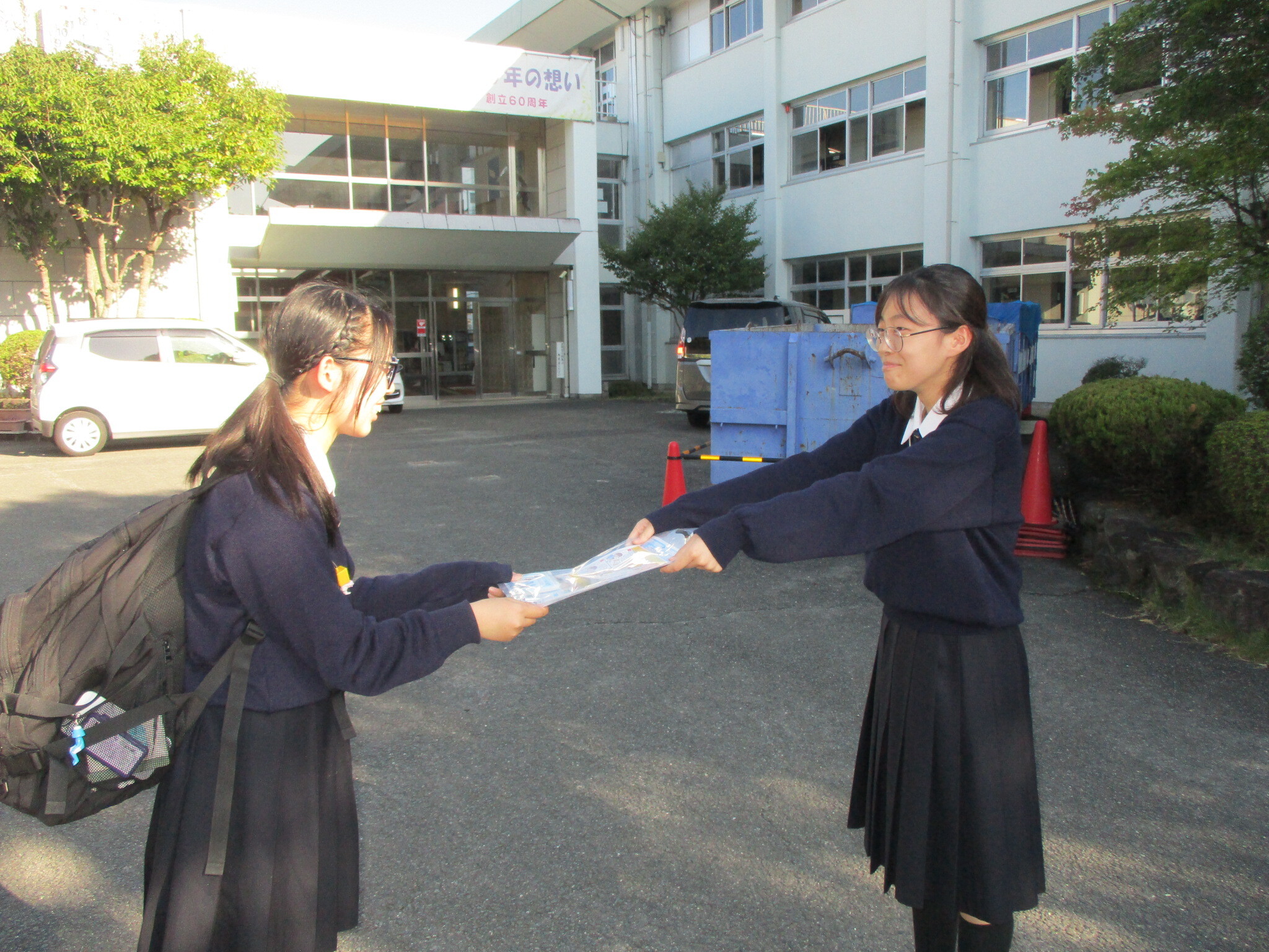 生駒高校校内で啓発活動をしている様子6