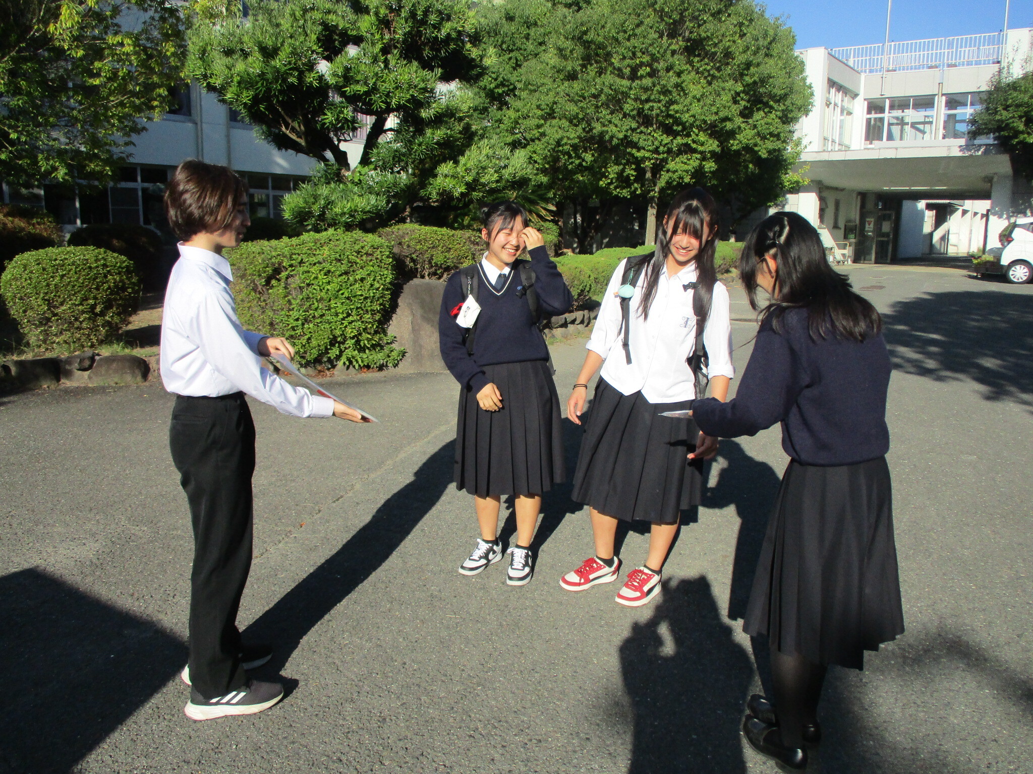 生駒高校校内で啓発活動をしている様子7