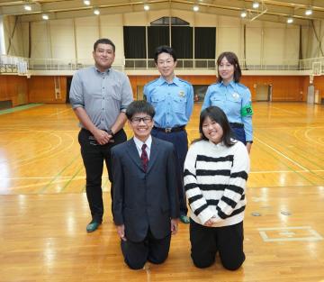 警察官と演劇部の集合写真