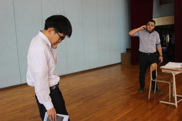 闇バイトの寸劇の様子