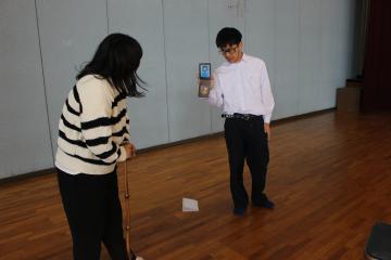 警察手帳を見せる劇