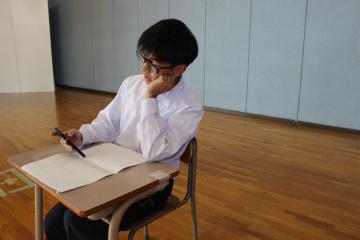 スマホを見る演技