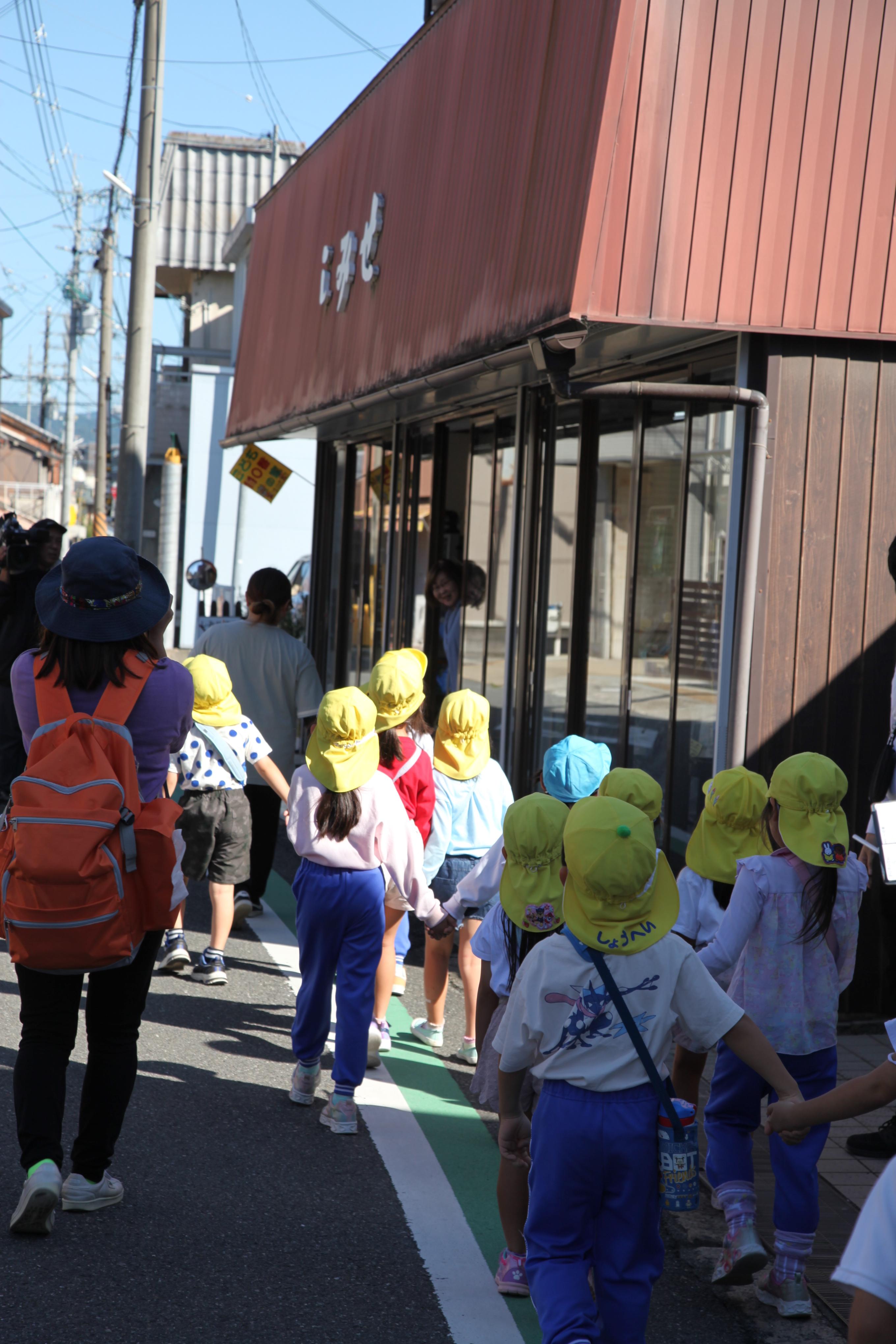 園児たちが通学路点検をしている様子1