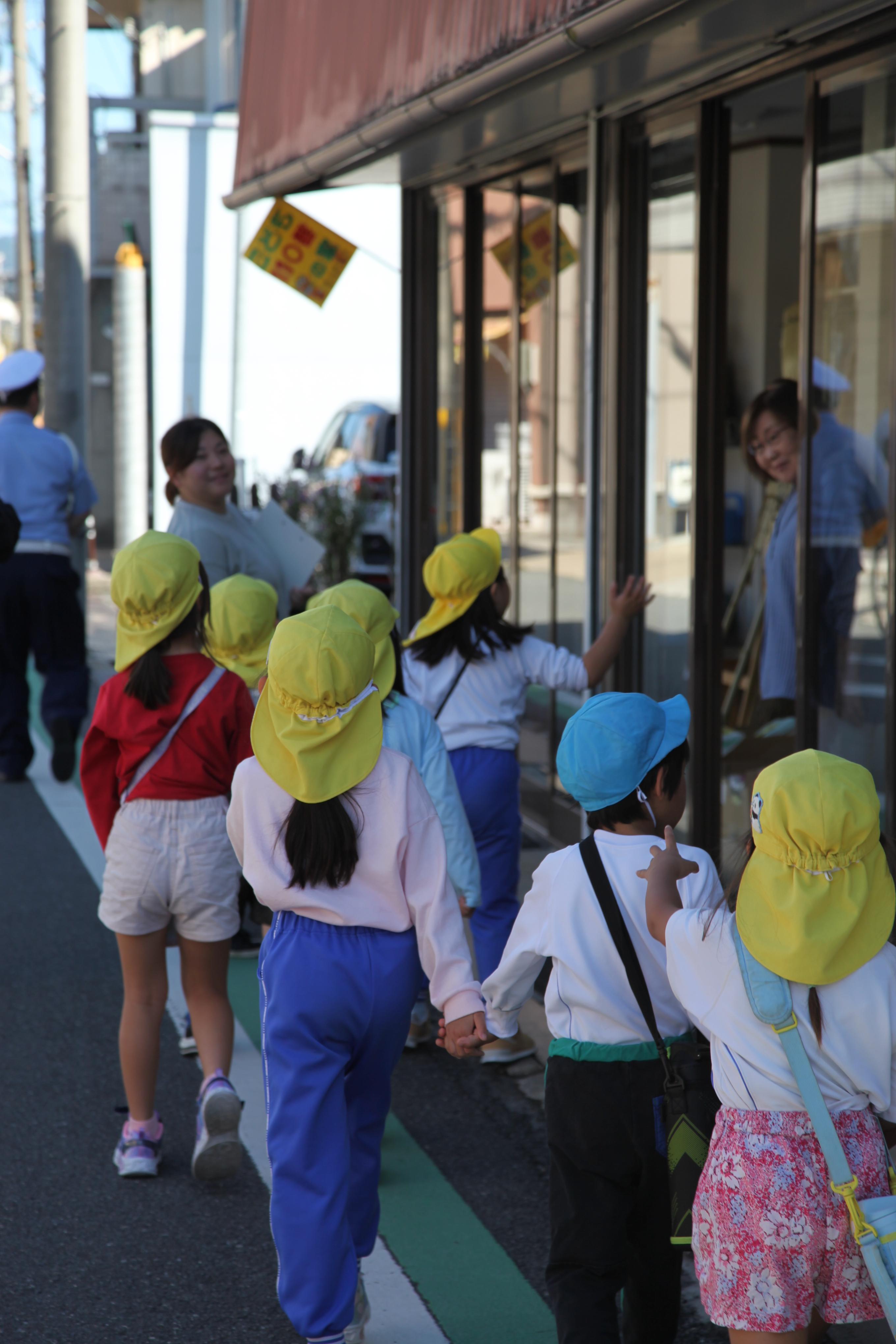 園児たちが通学路点検をしている様子2