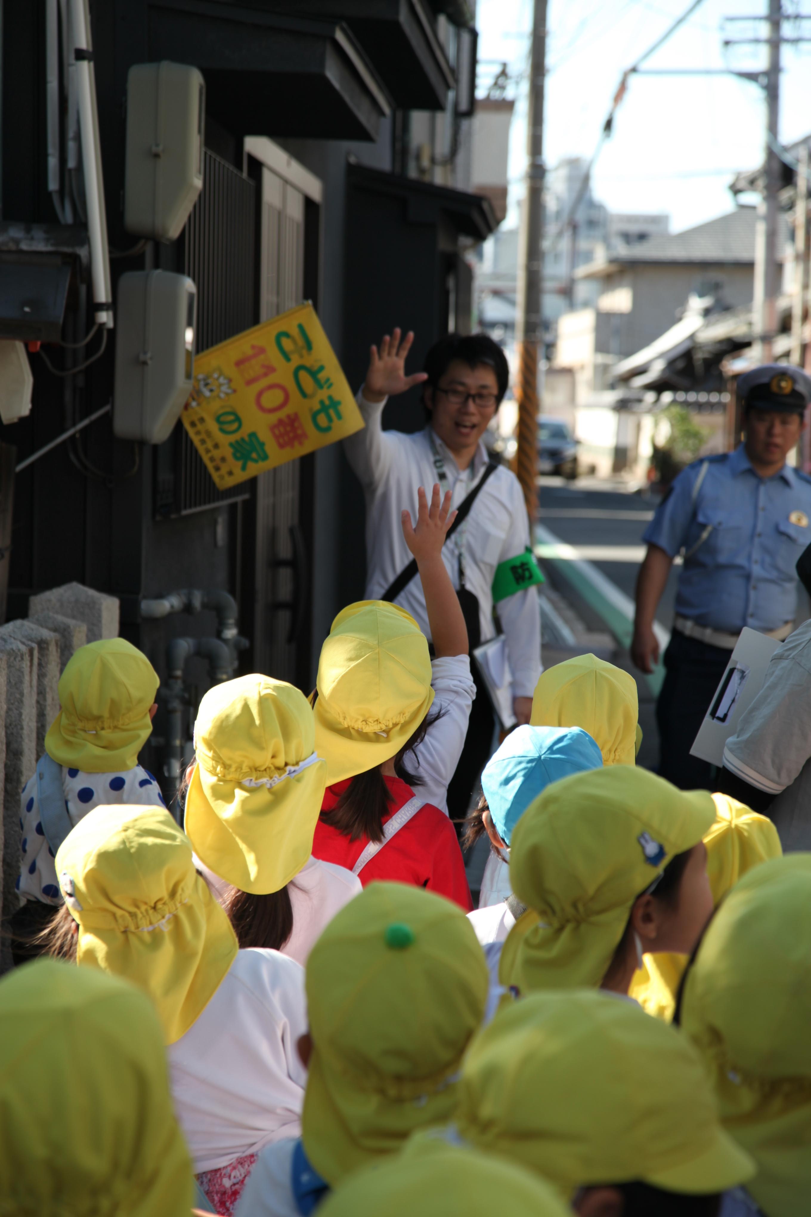 園児たちが通学路でこども110番の家を確認している様子