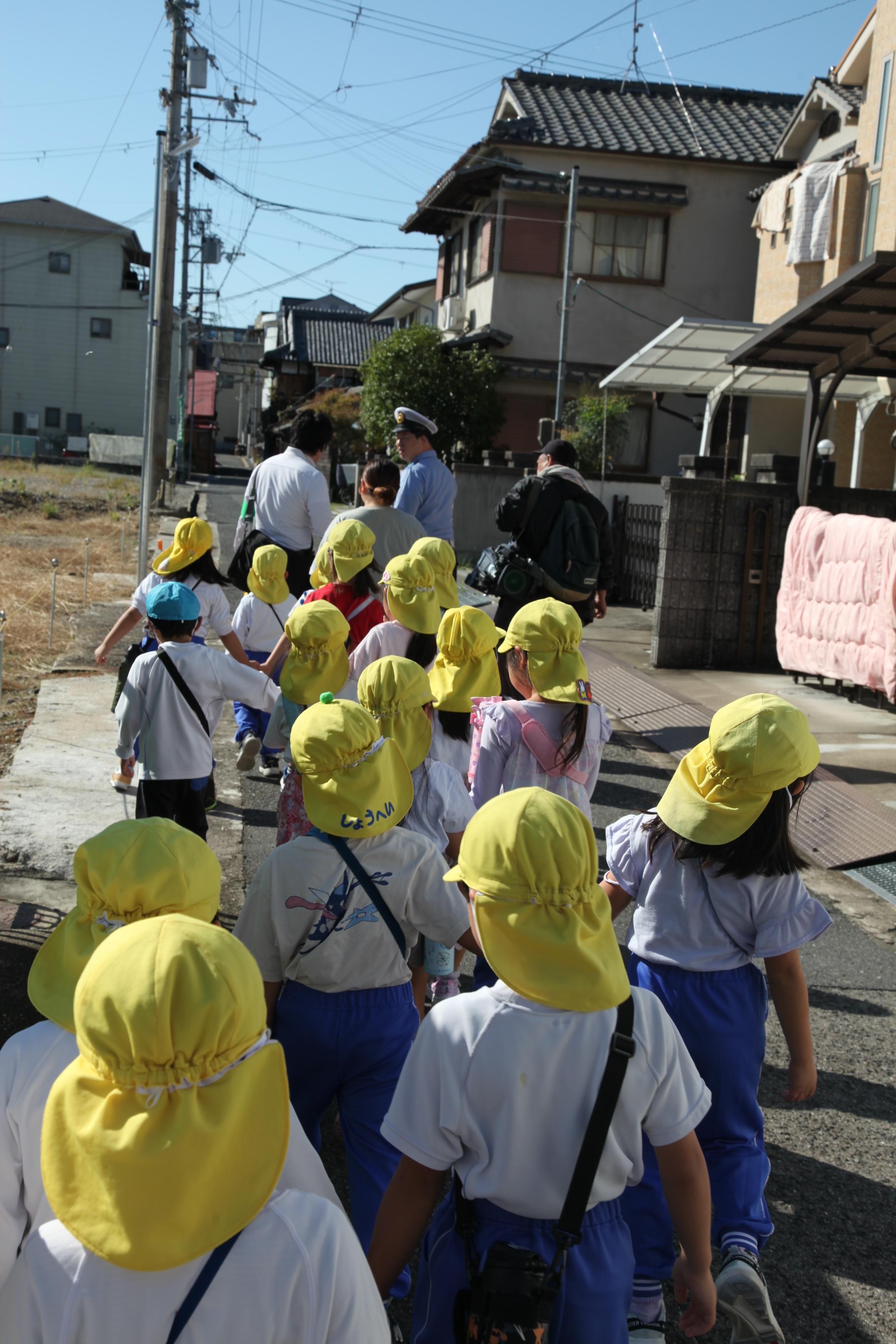 園児たちが通学路点検をしている様子3
