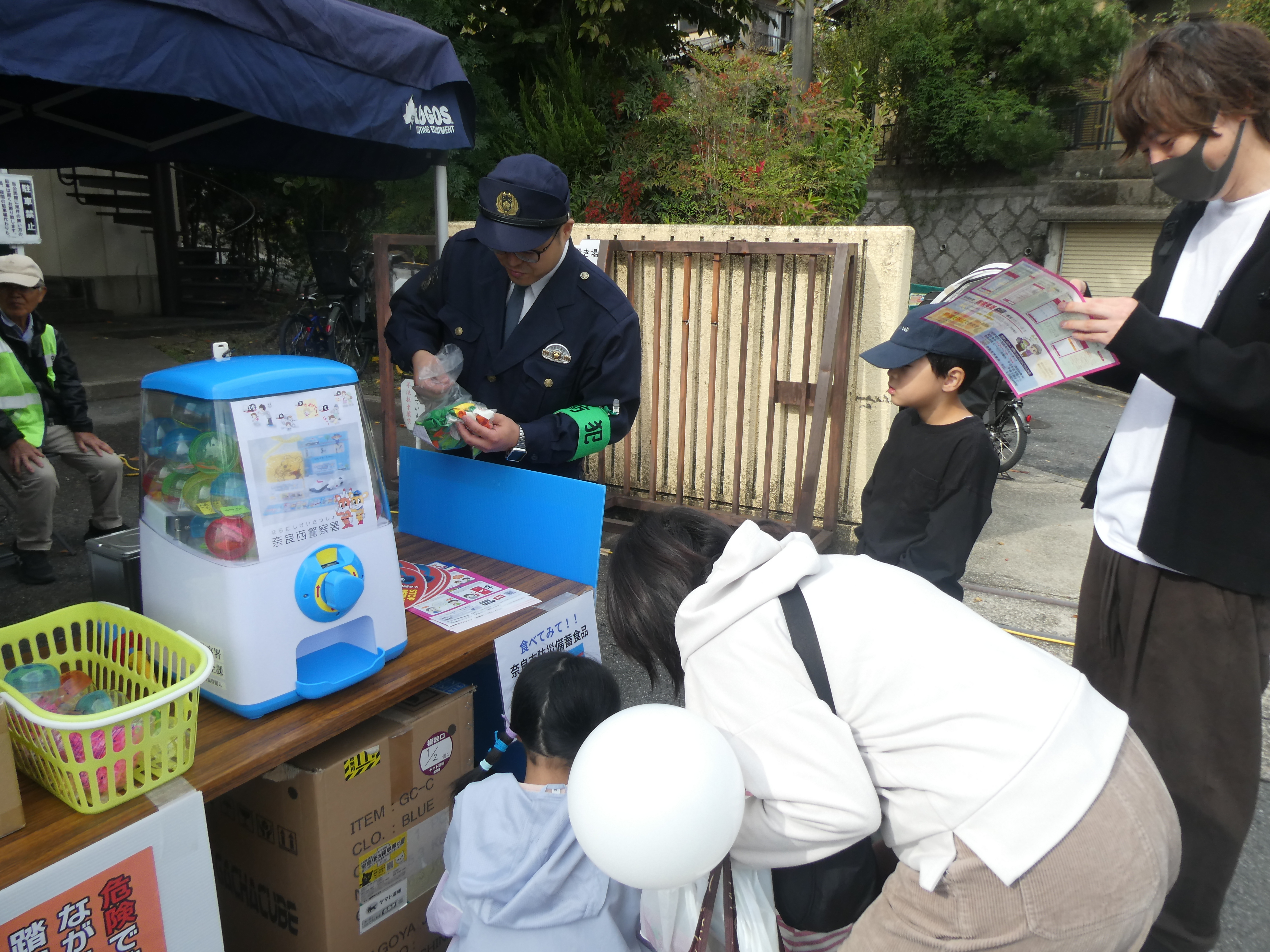 子ども達がガチャガチャをしている様子