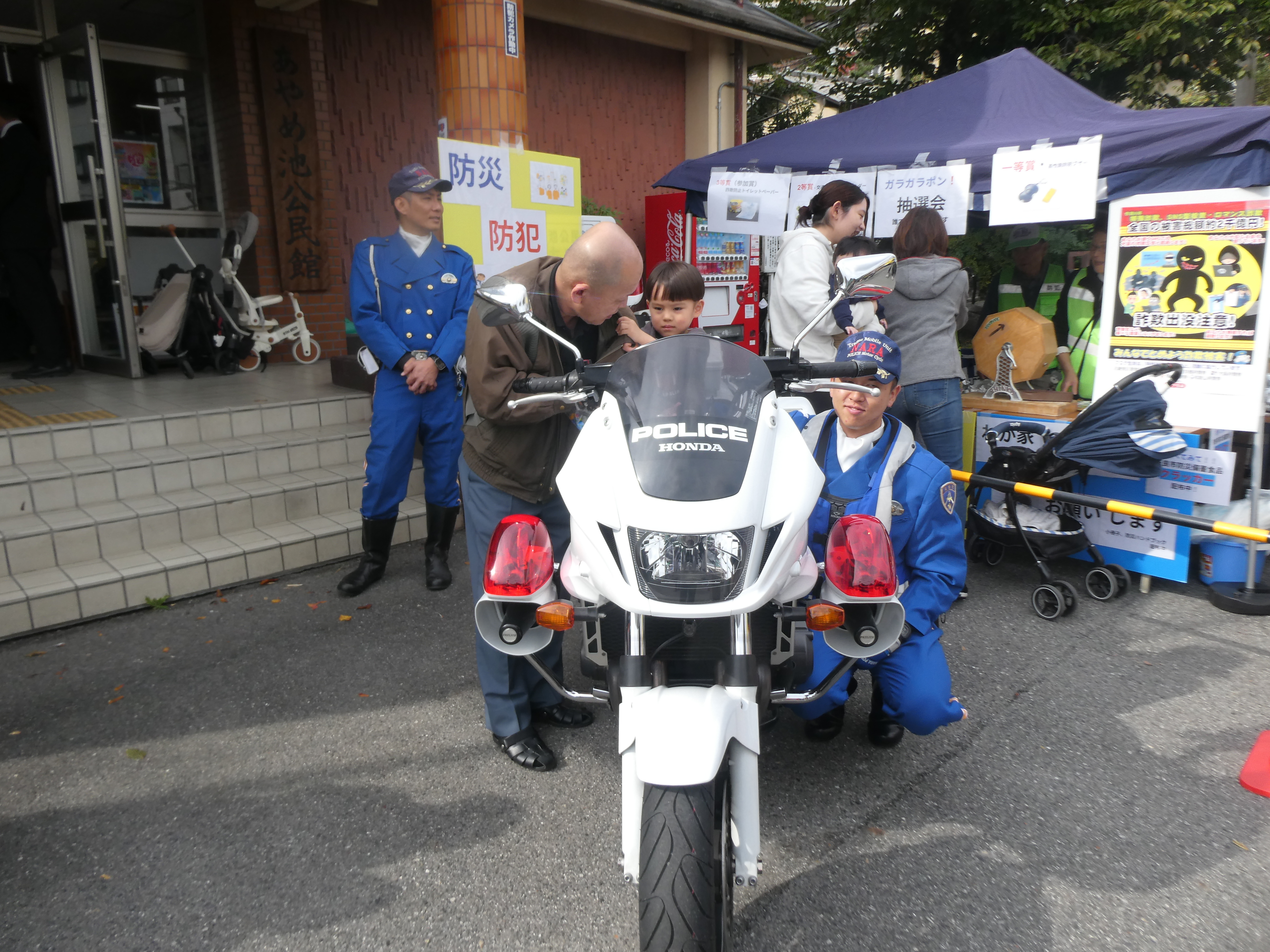 来場された子供が白バイにまたがっている様子