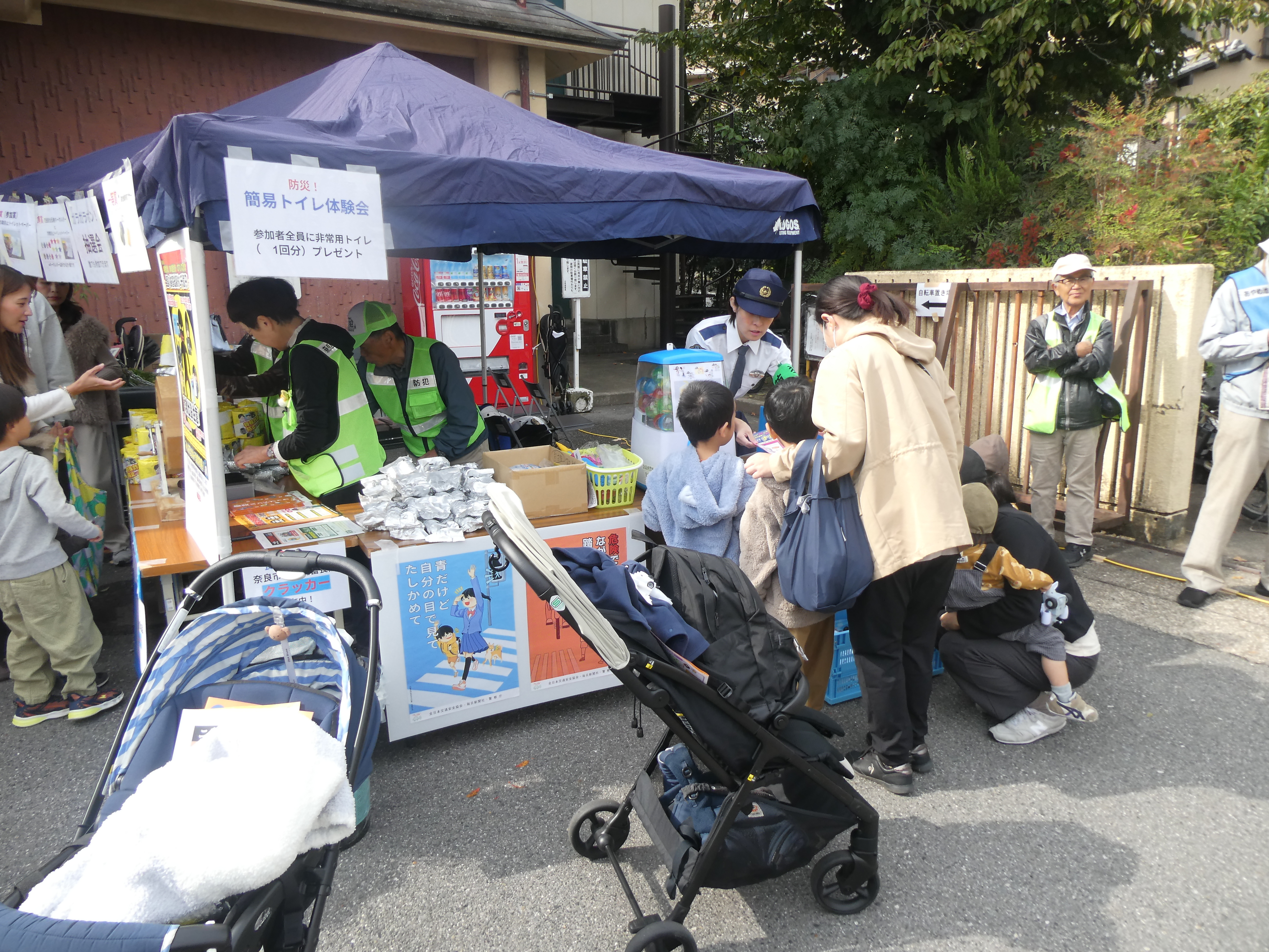 子ども達がガチャガチャをしている様子2