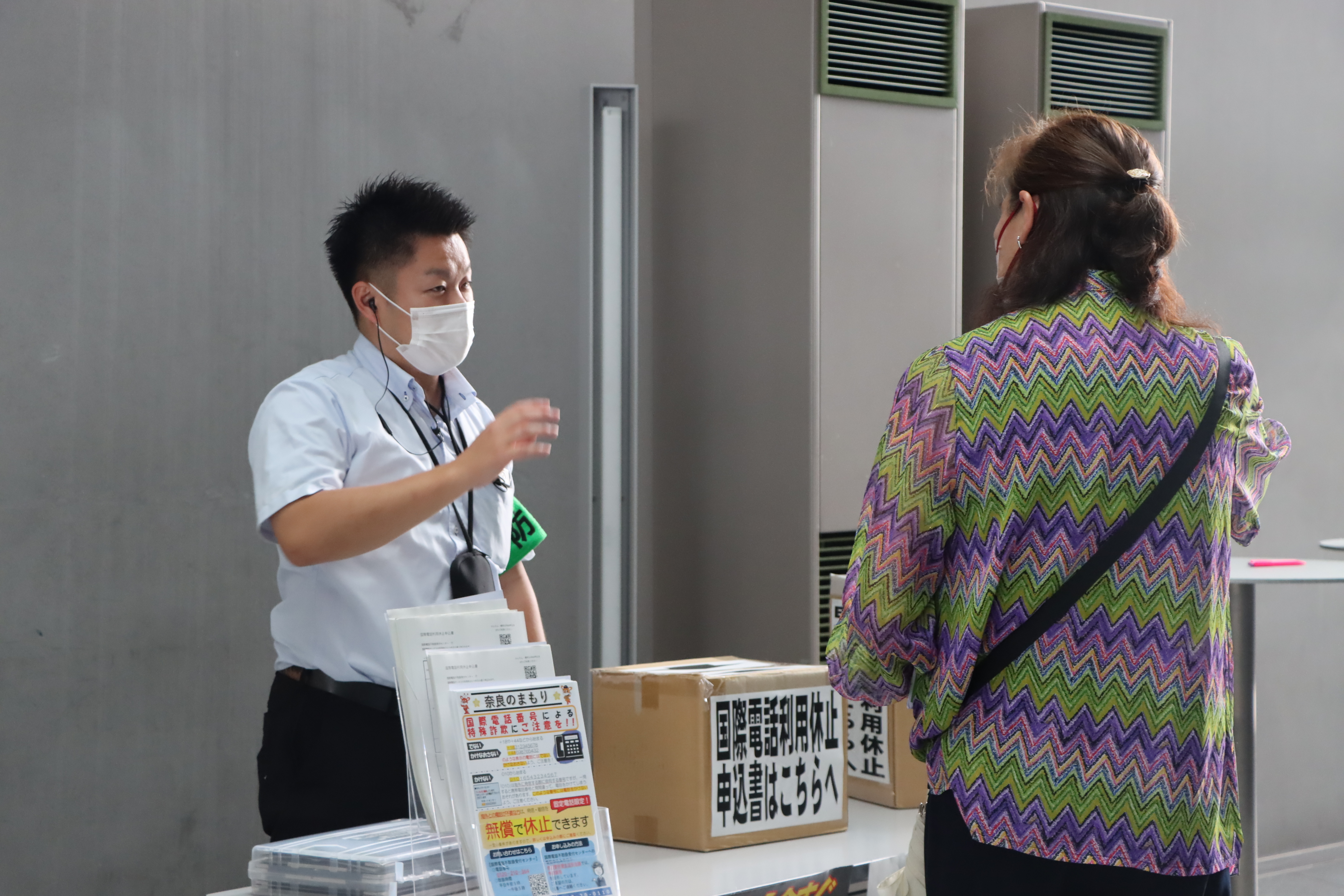 防犯物品の案内をしている様子