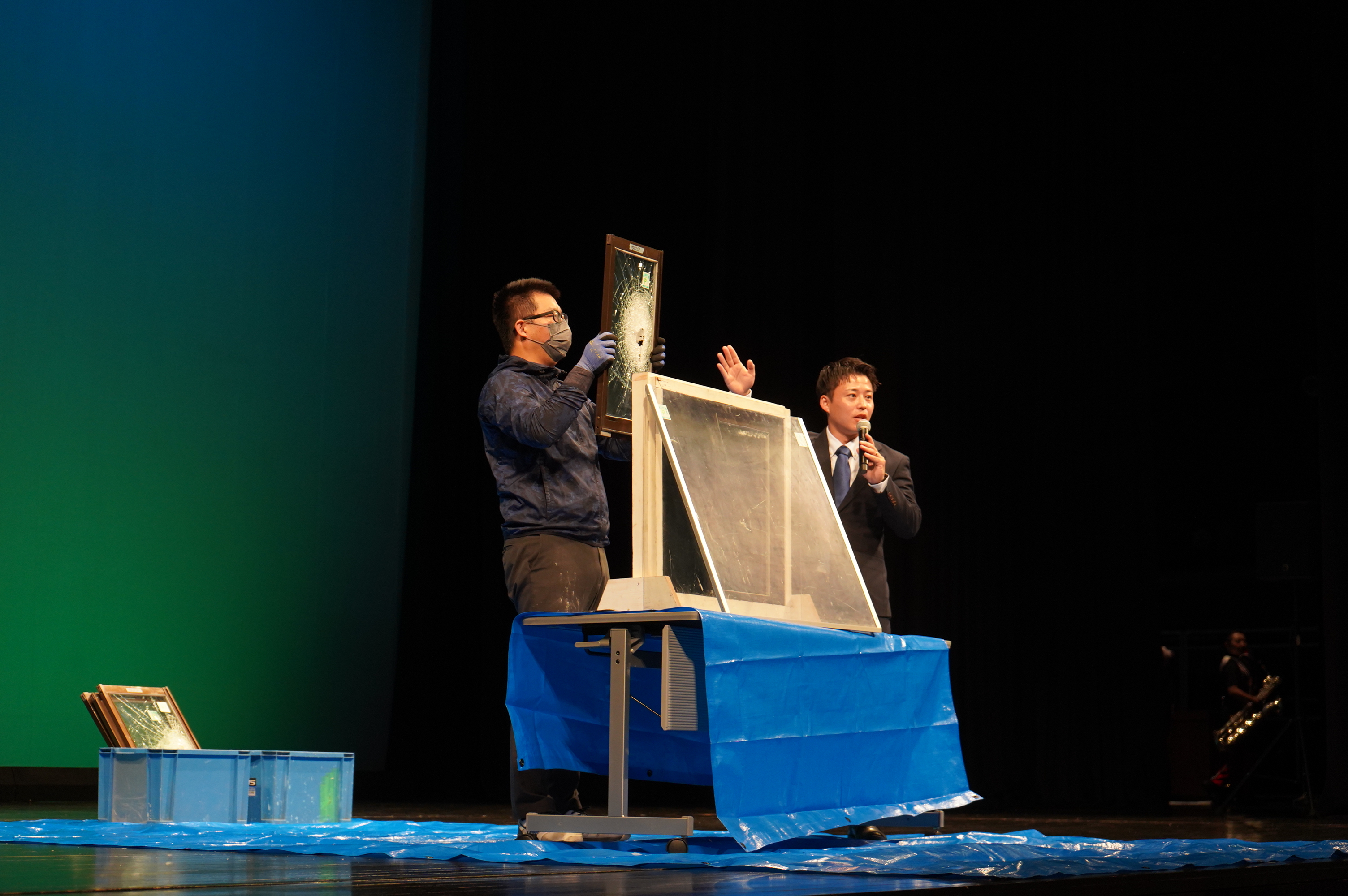 村島硝子商事株式会社による破壊実験による防犯実演の様子