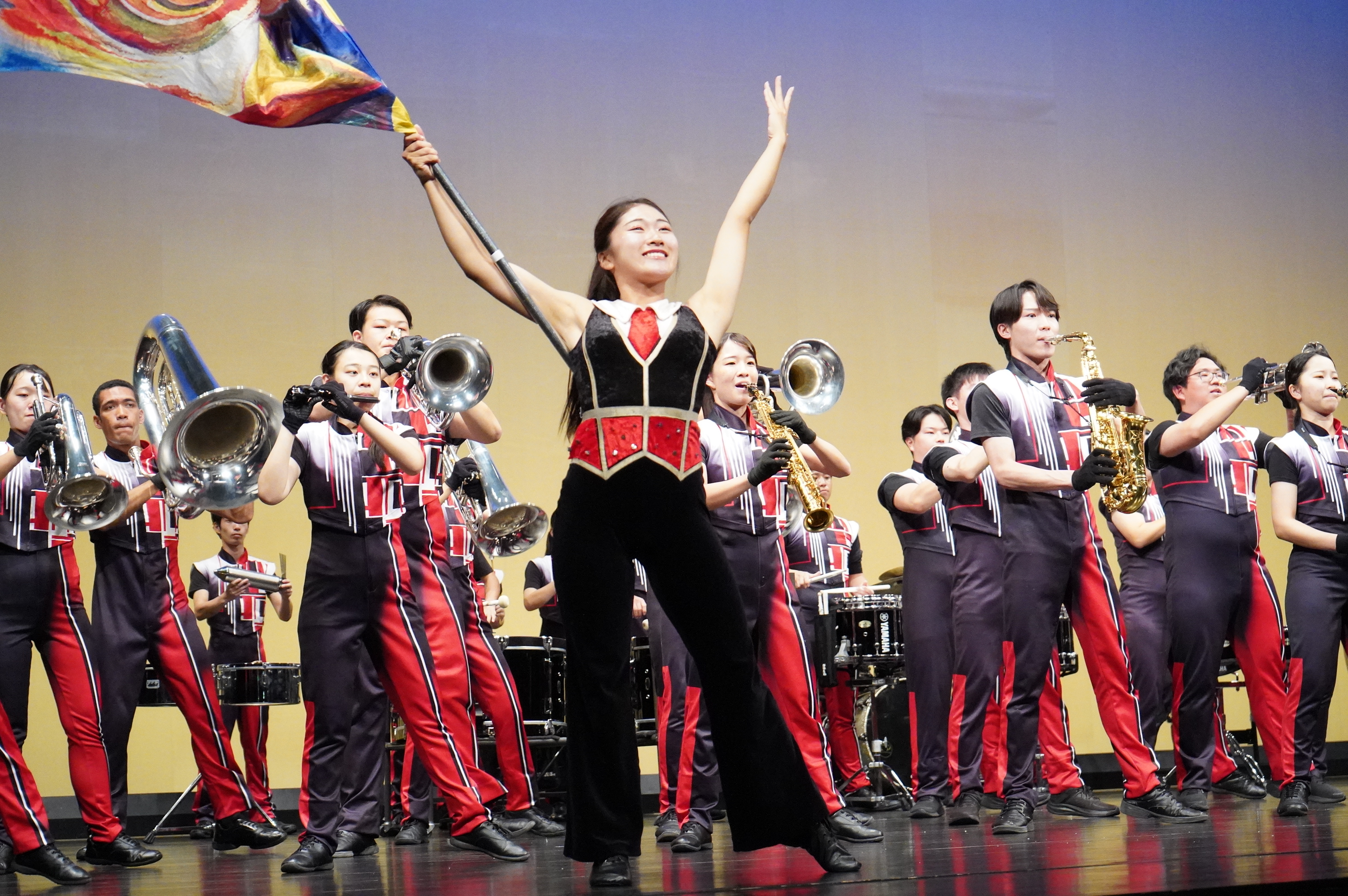 マーチング部による演奏で犯罪被害防止を呼びかけている様子