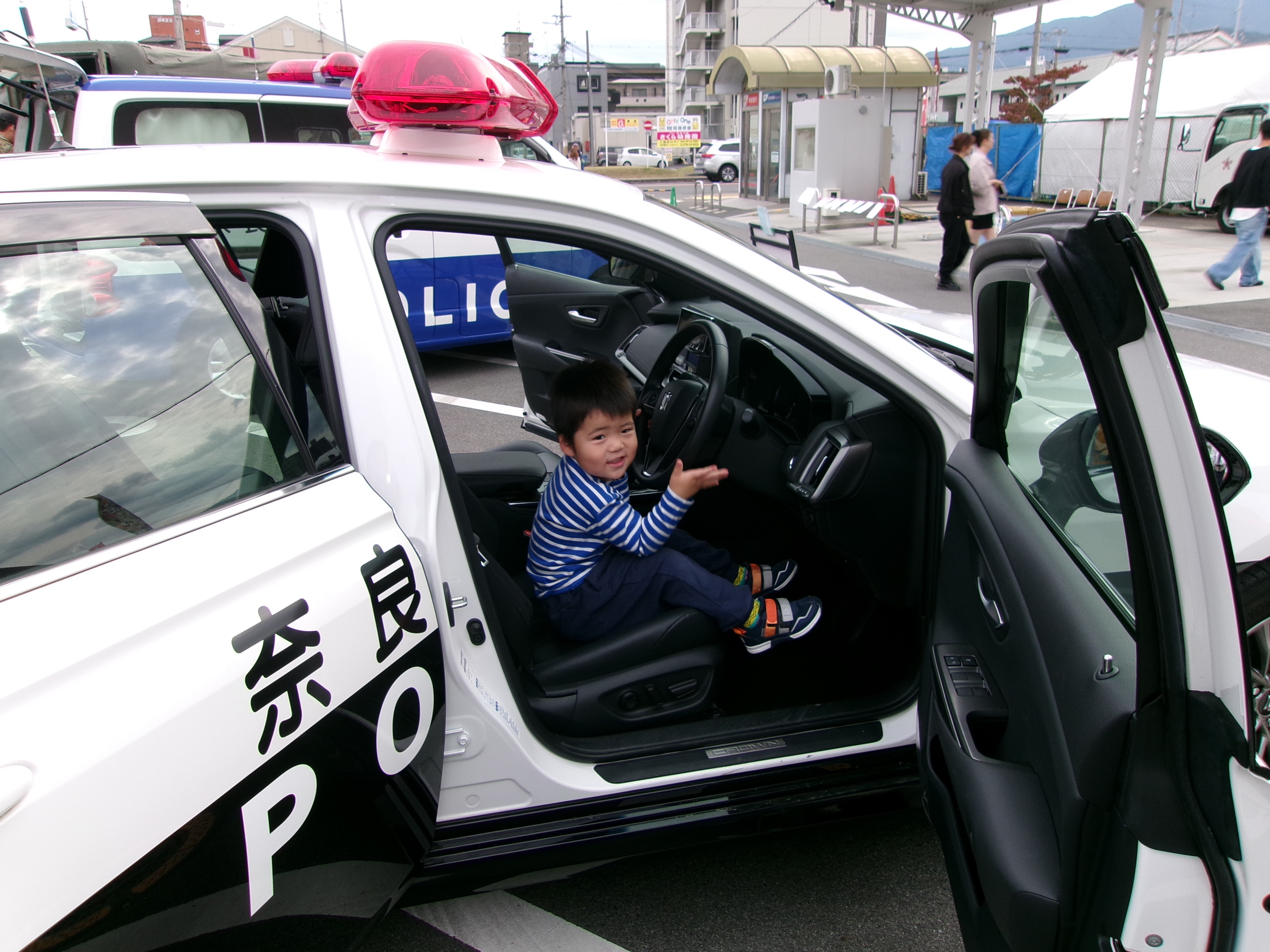 展示パトカーに子供が乗っている様子