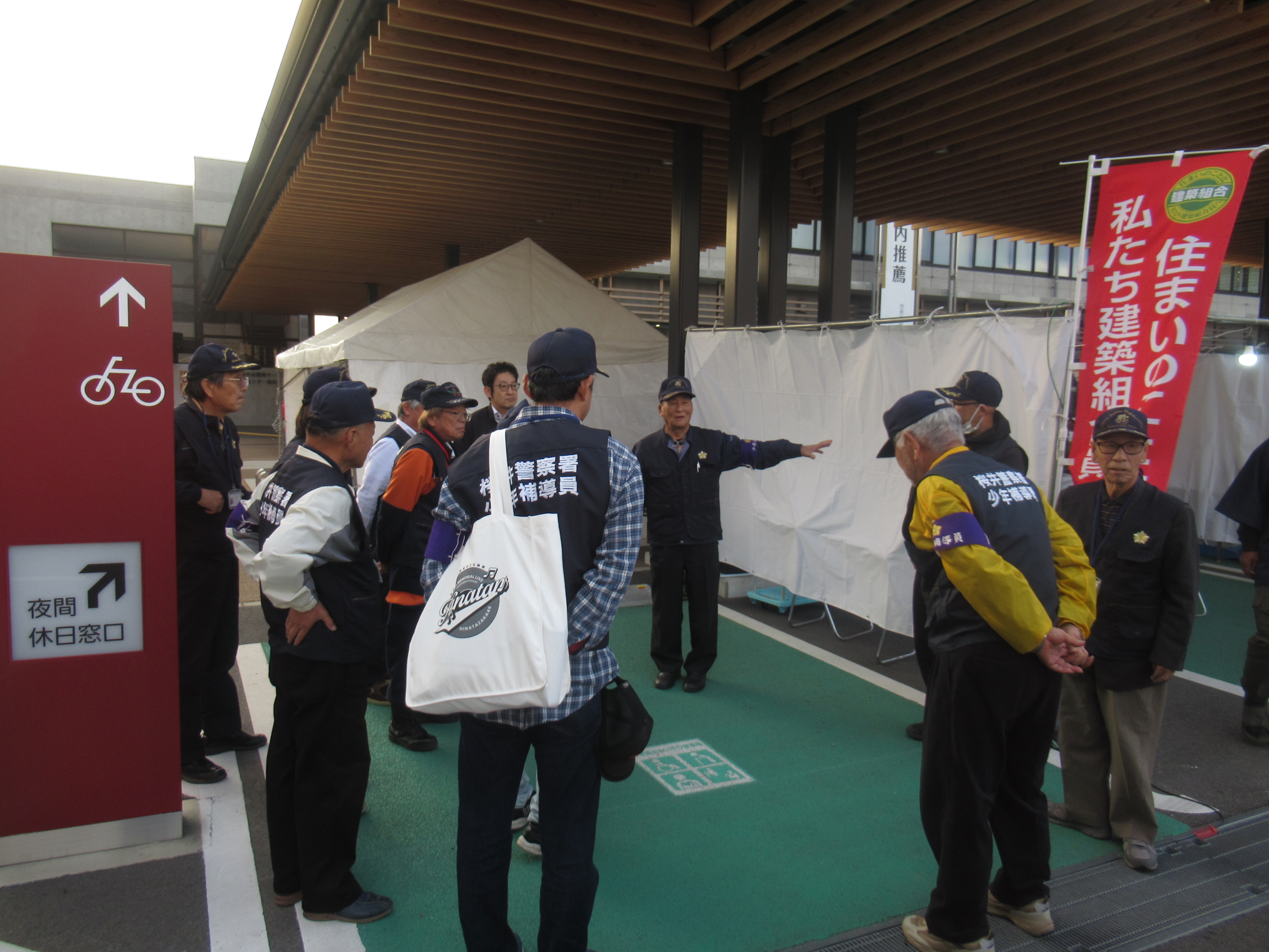 さくらい万葉まつり啓発活動の説明をしている様子