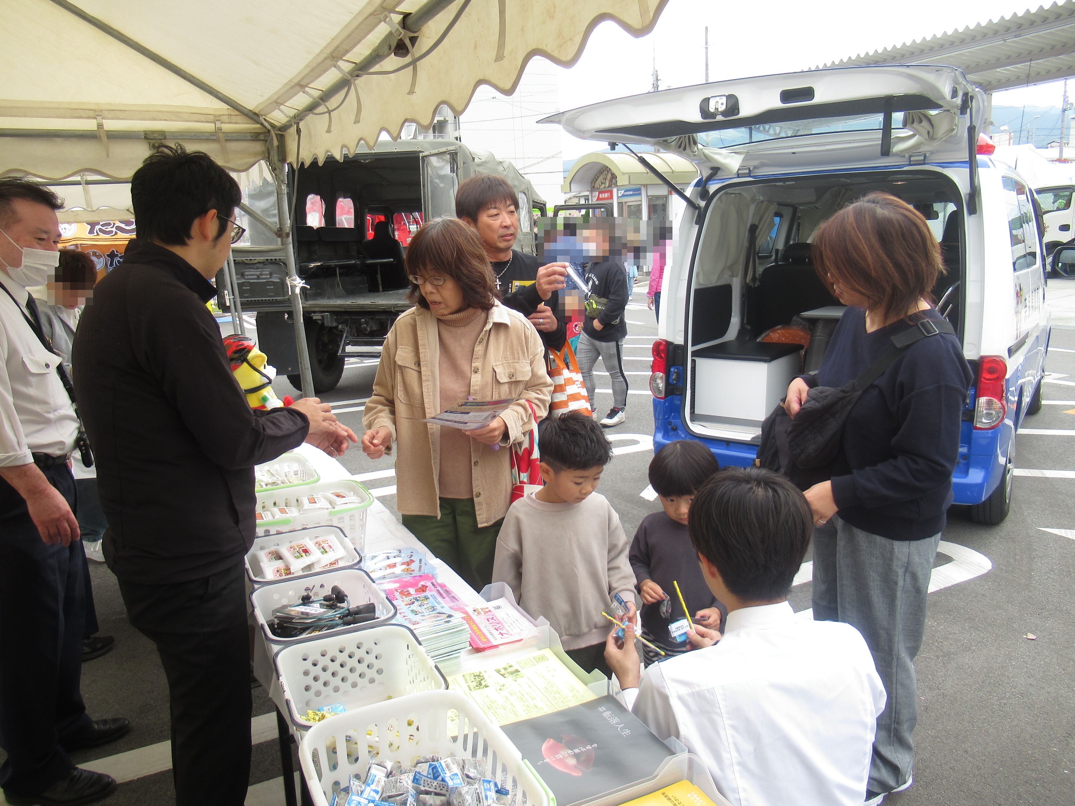 警察ブースで防犯グッズを説明している様子