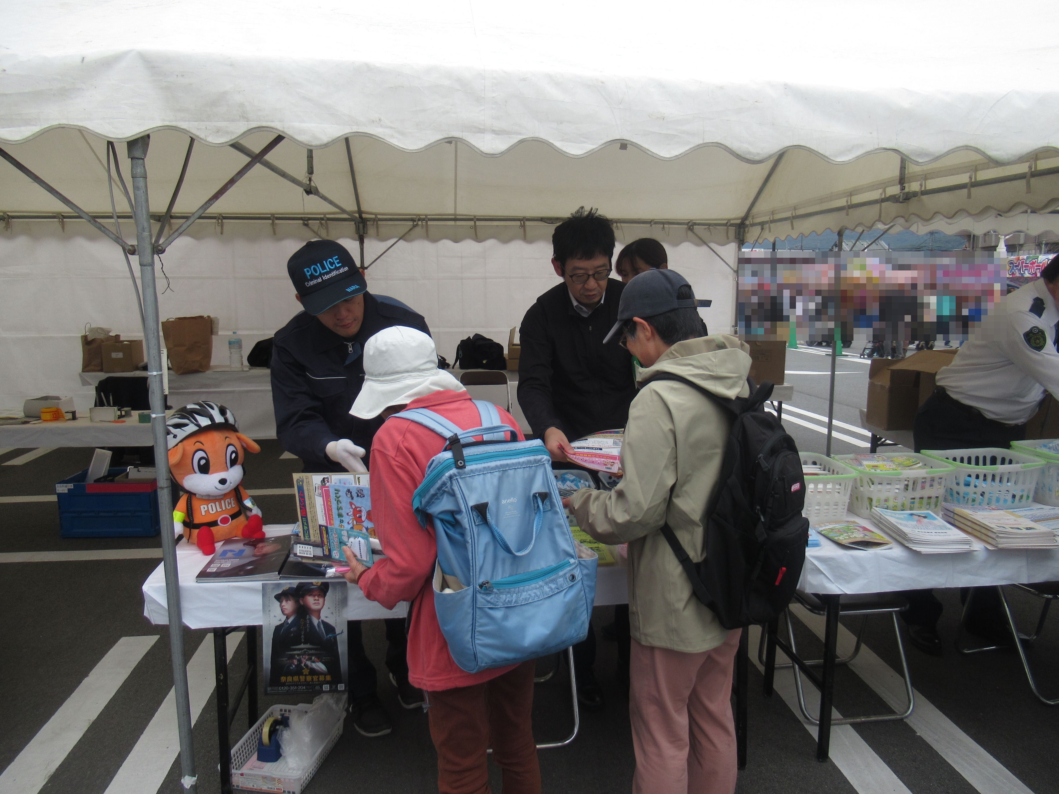 警察ブースで防犯グッズを説明している様子2