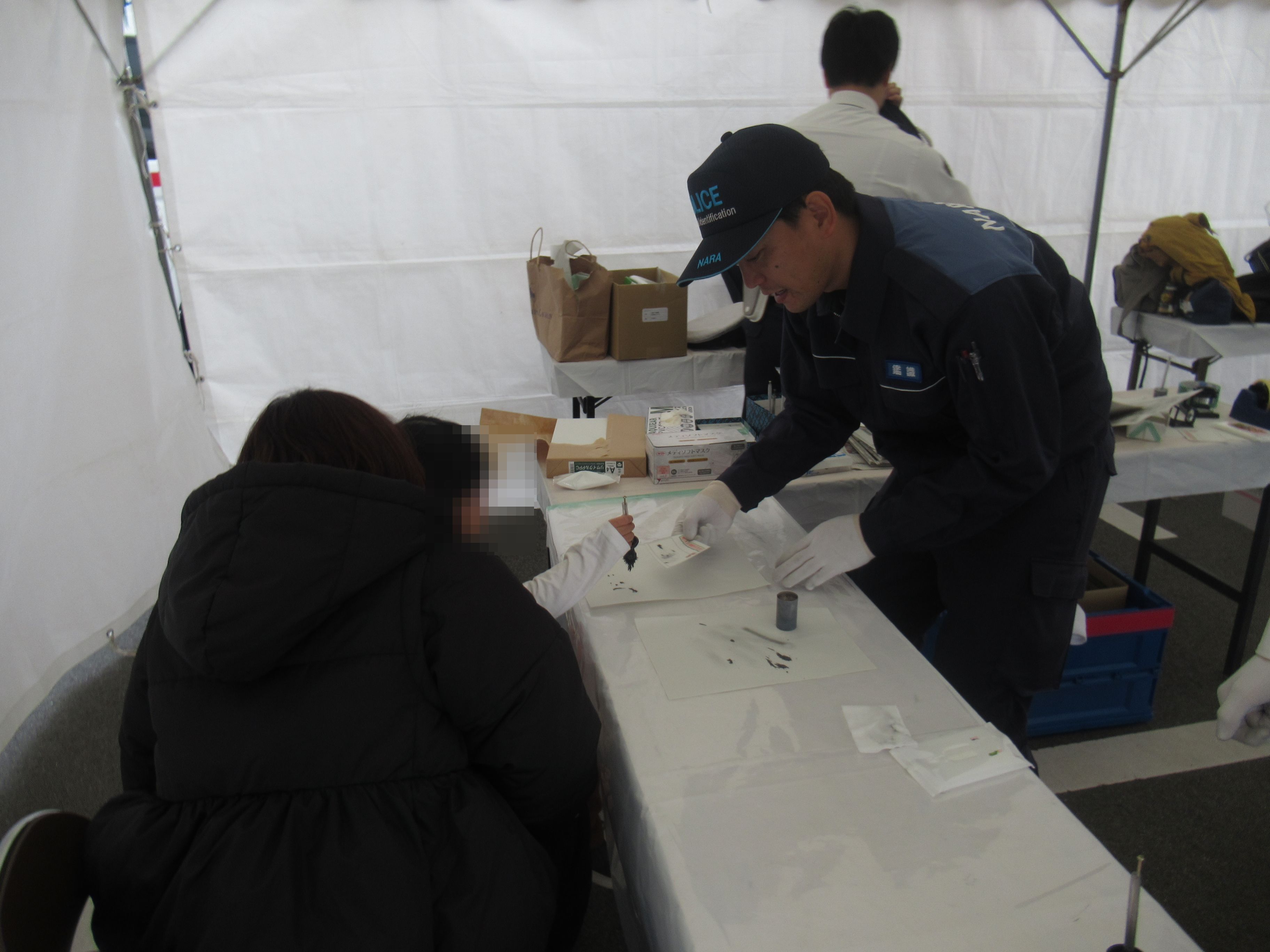 子供が鑑識体験をしている様子