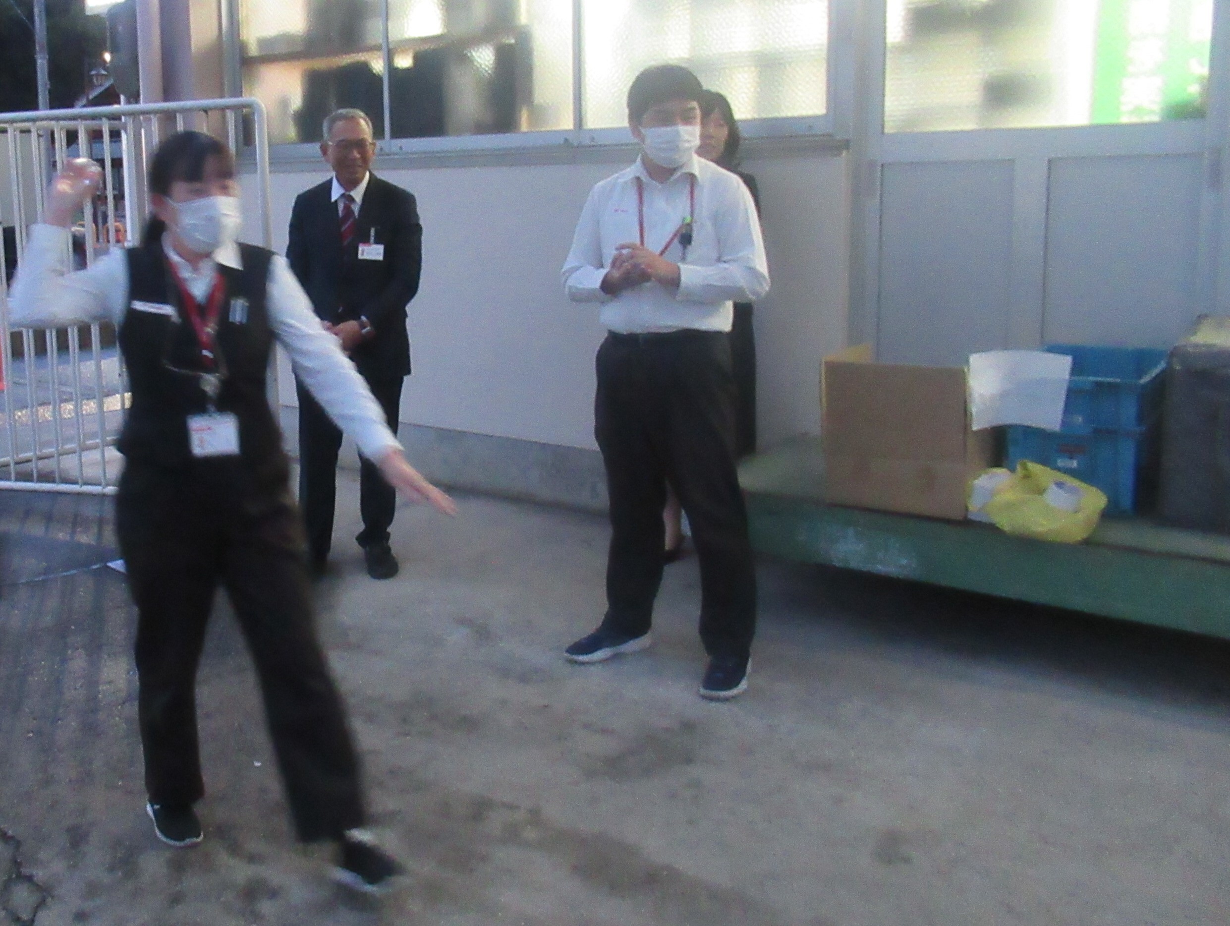 郵便局員がカラーボールを投げようとしている様子