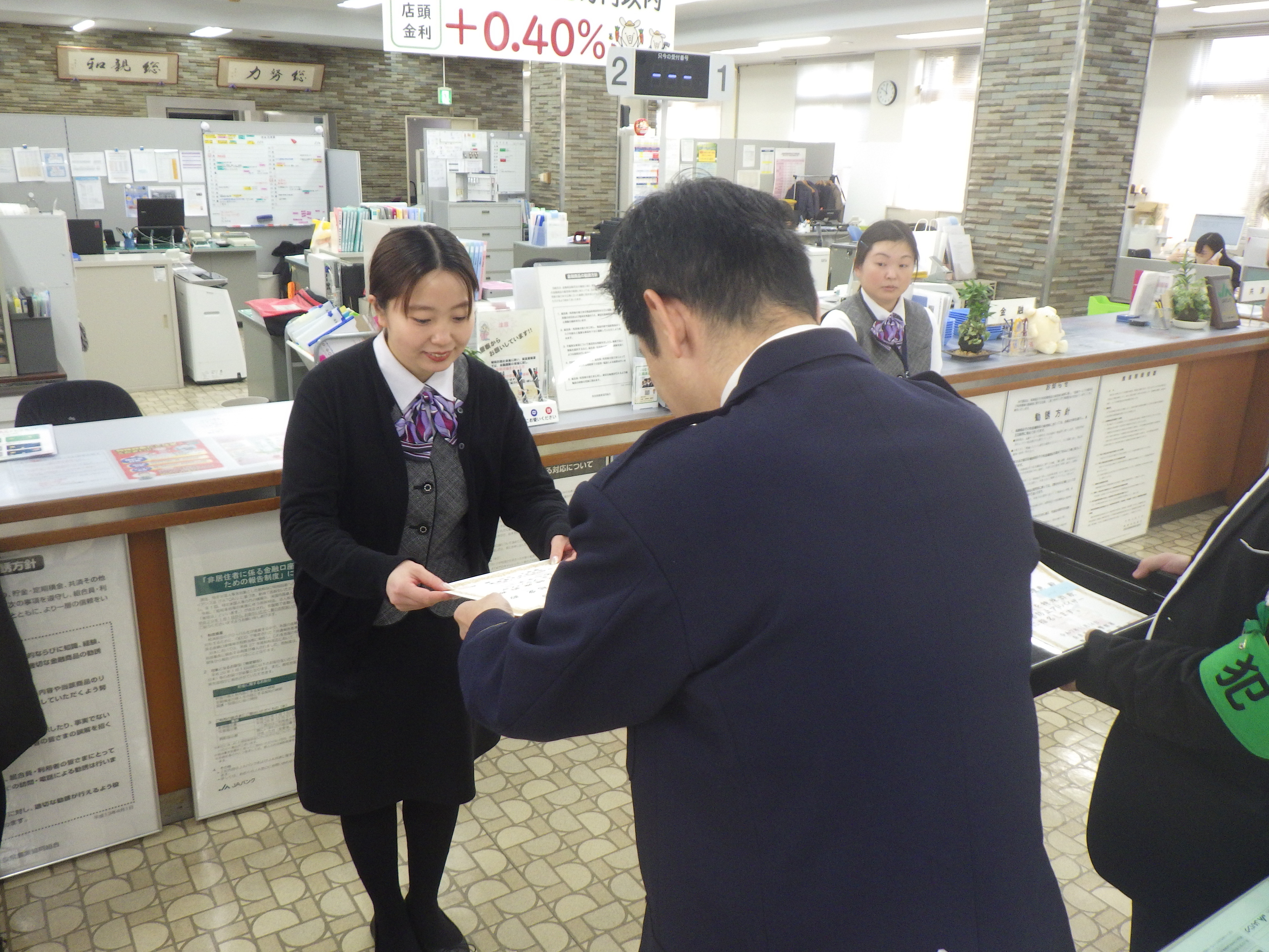 奈良署長から指名書を手渡されている様子