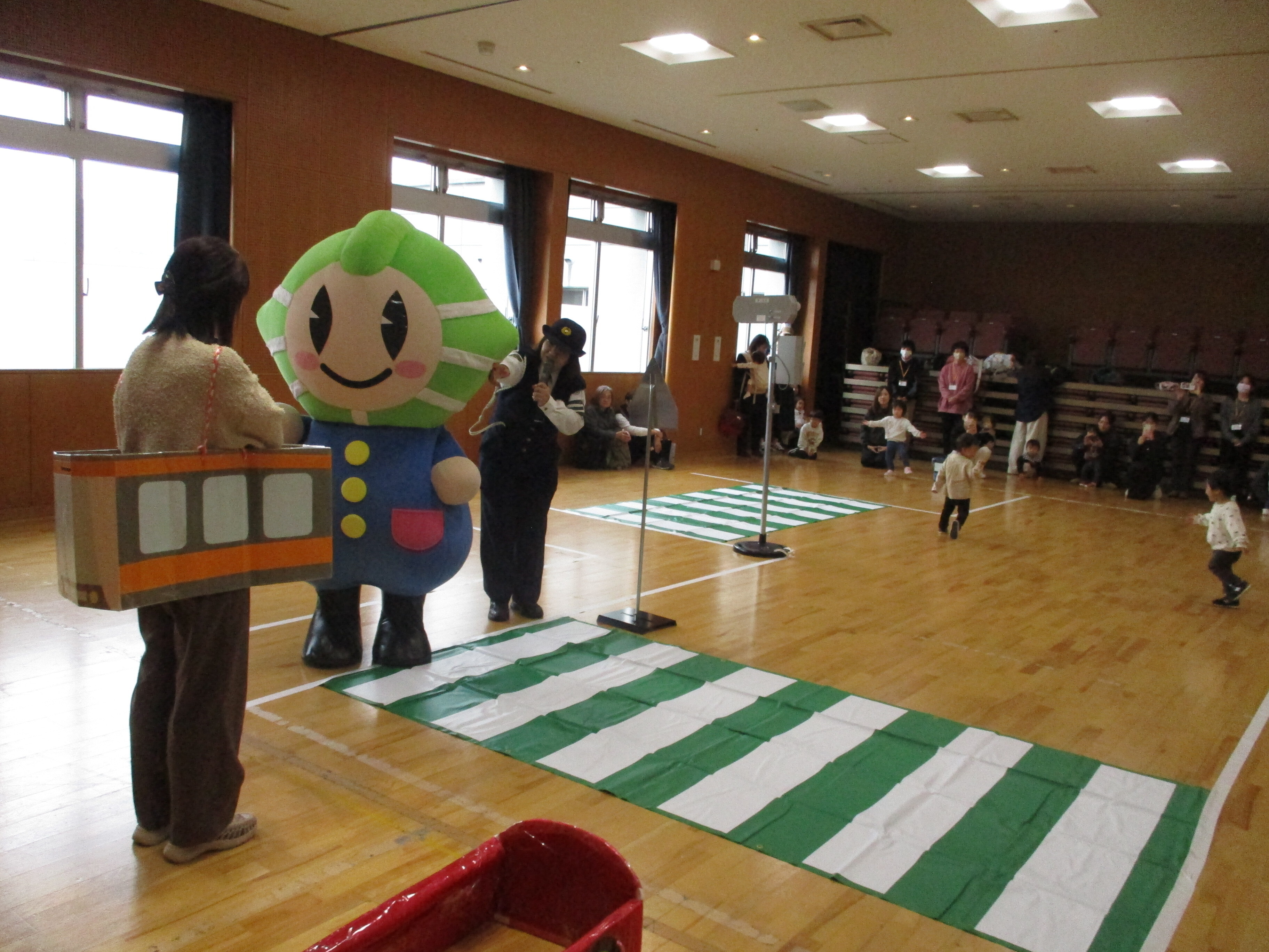 「カッシーくん」が横断歩道を渡る見本をしている様子