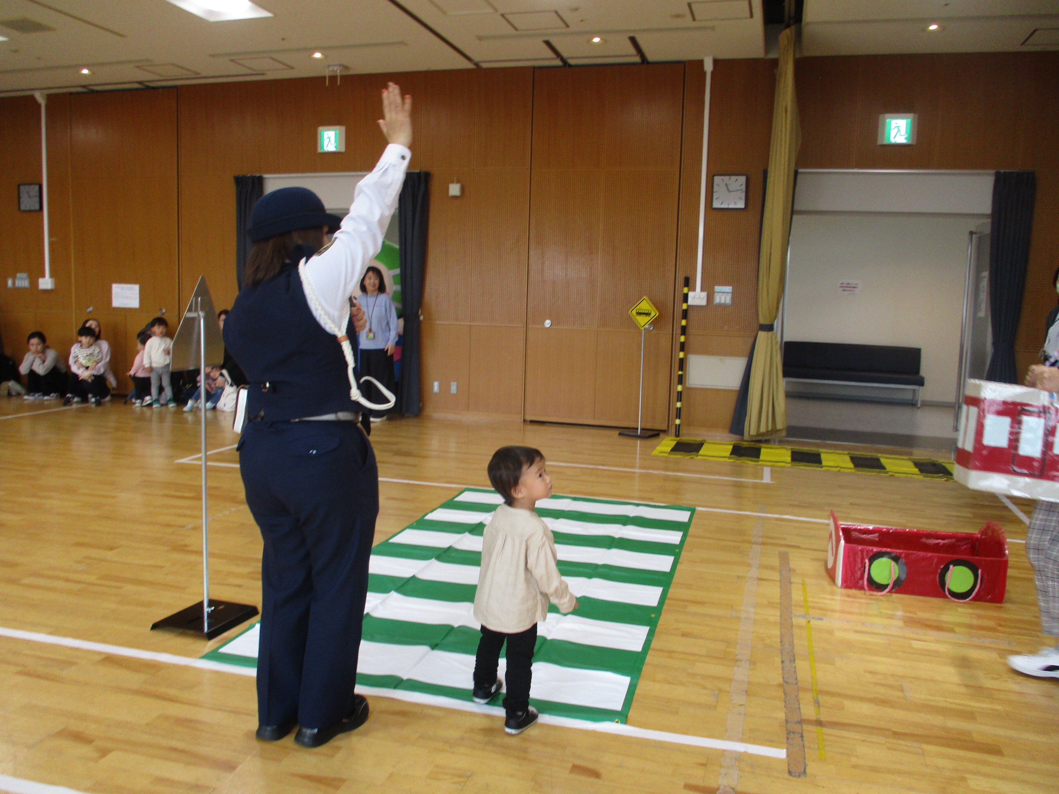 子供が警察官と横断歩道を渡る様子
