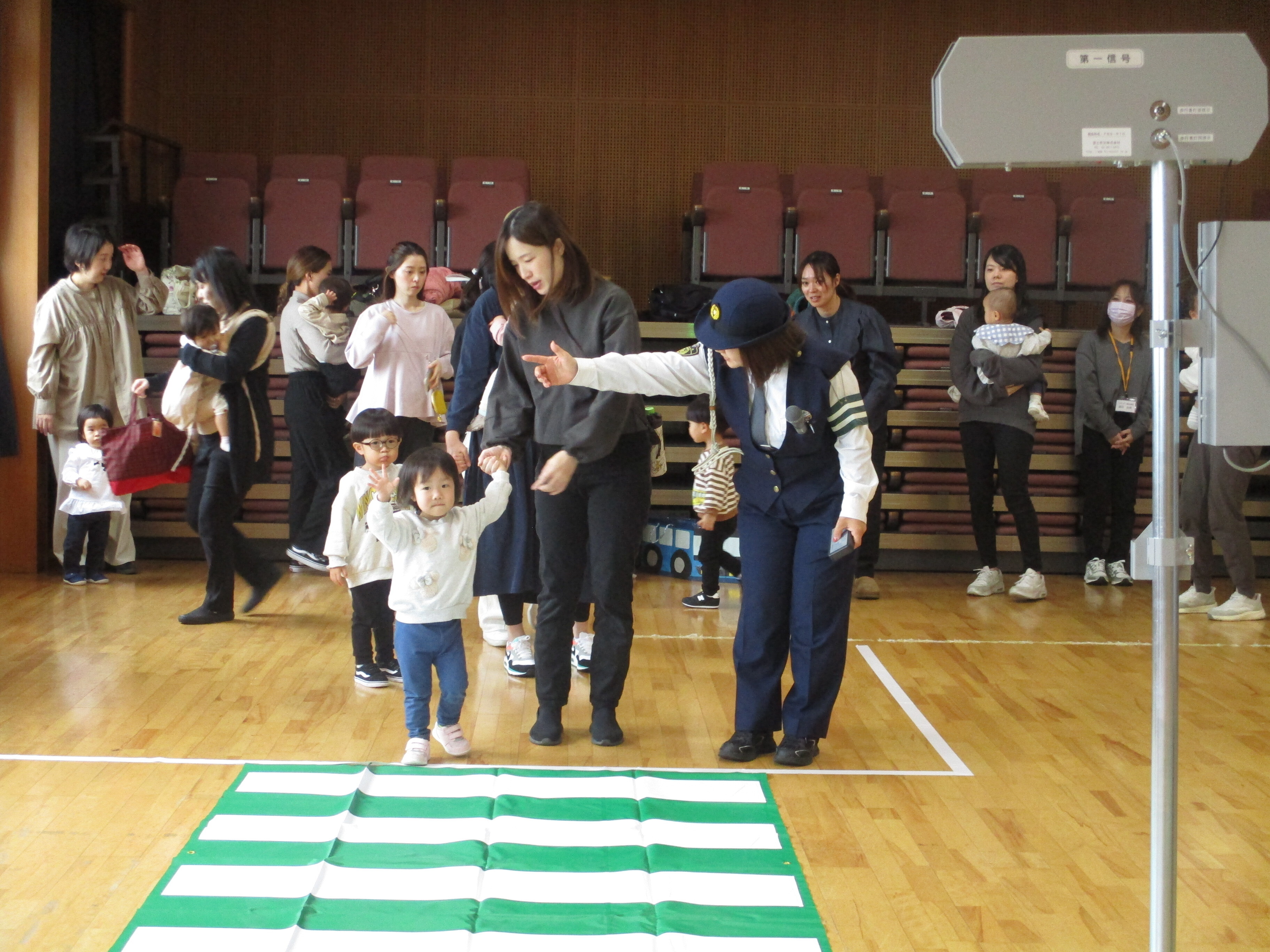 子供が両手を挙げて横断歩道を渡っている様子