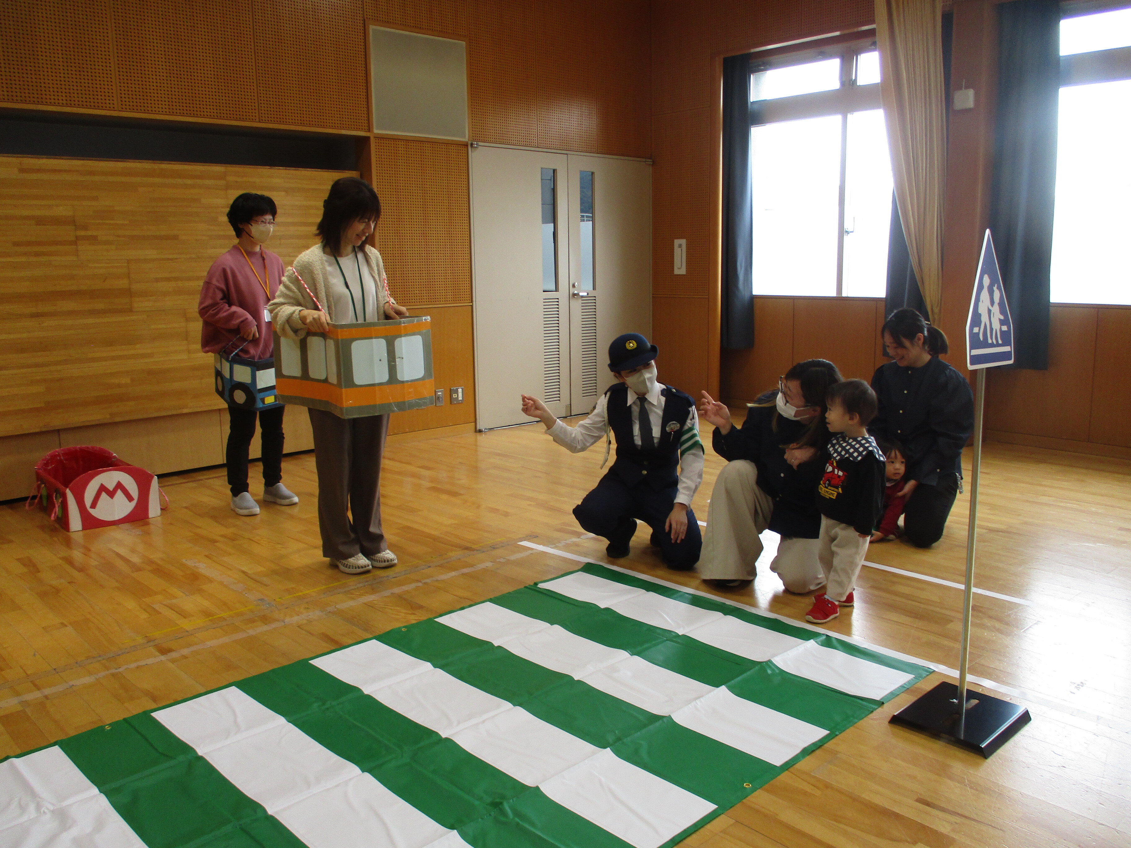 子供が横断歩道を渡る前に車の確認をしている様子