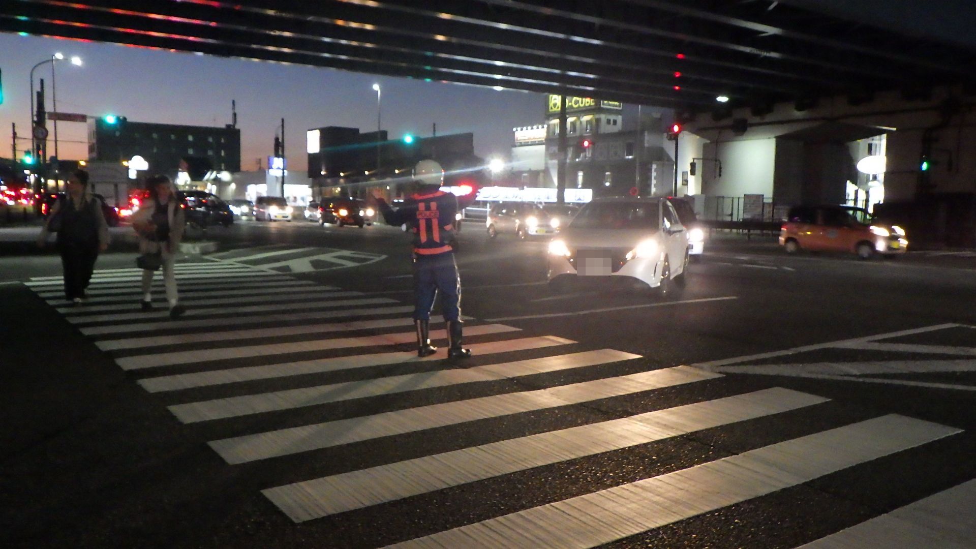 交差点での交通警戒をしている様子2