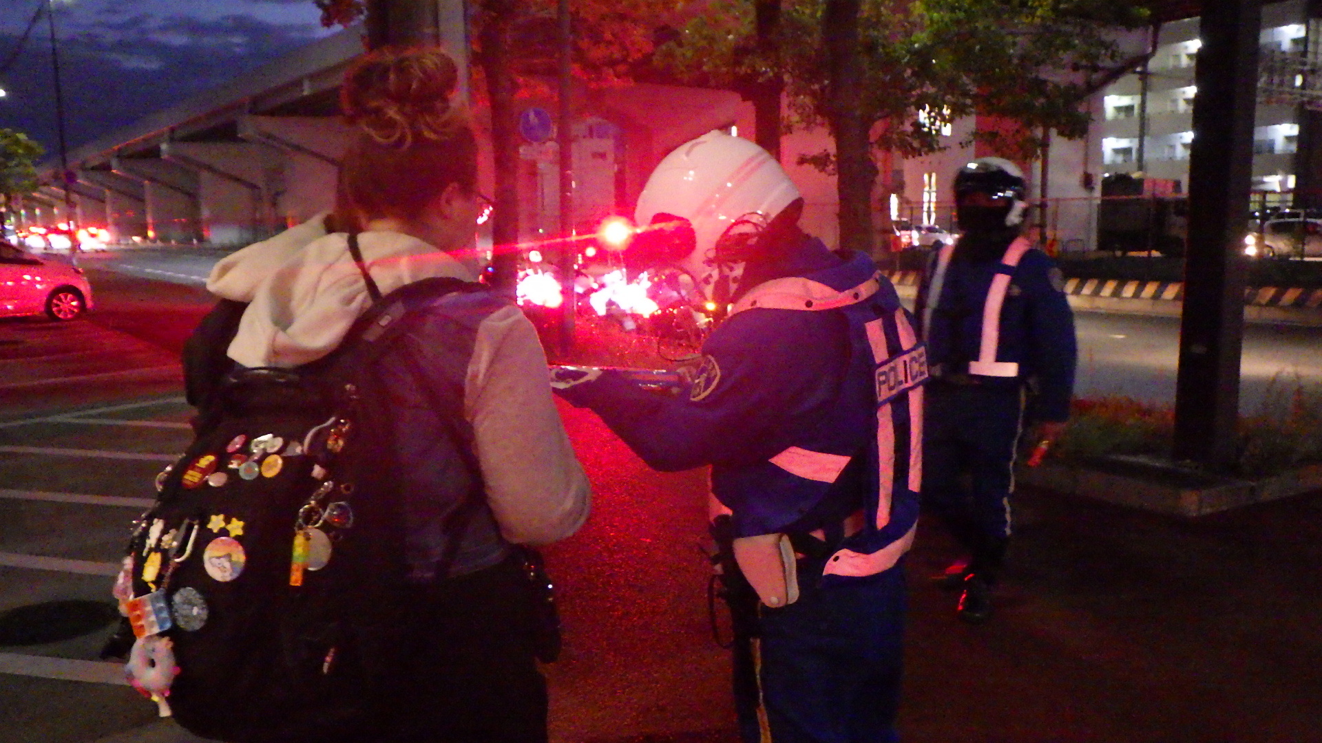 路上で警察官が通行人と話をしている様子